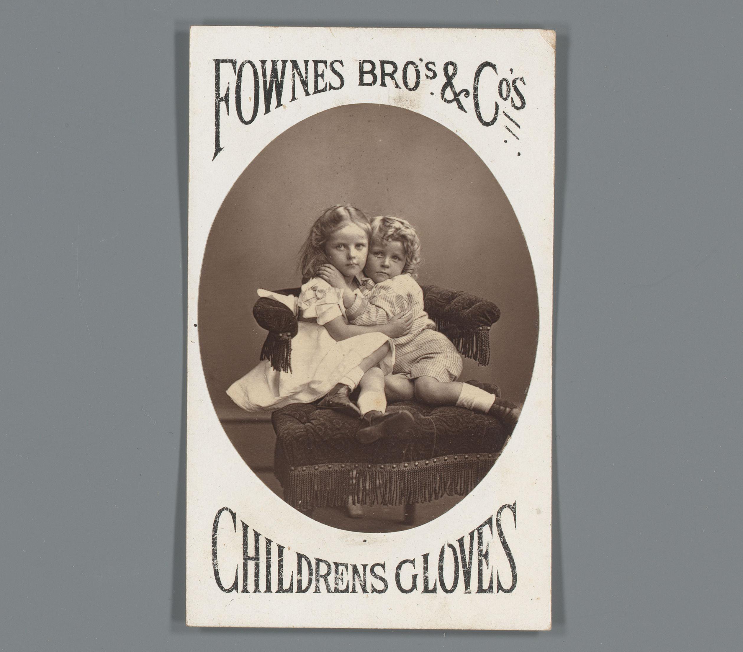 Portret van twee kinderen als reclame voor kinderhandschoenen van Fownes Brothers & Cos