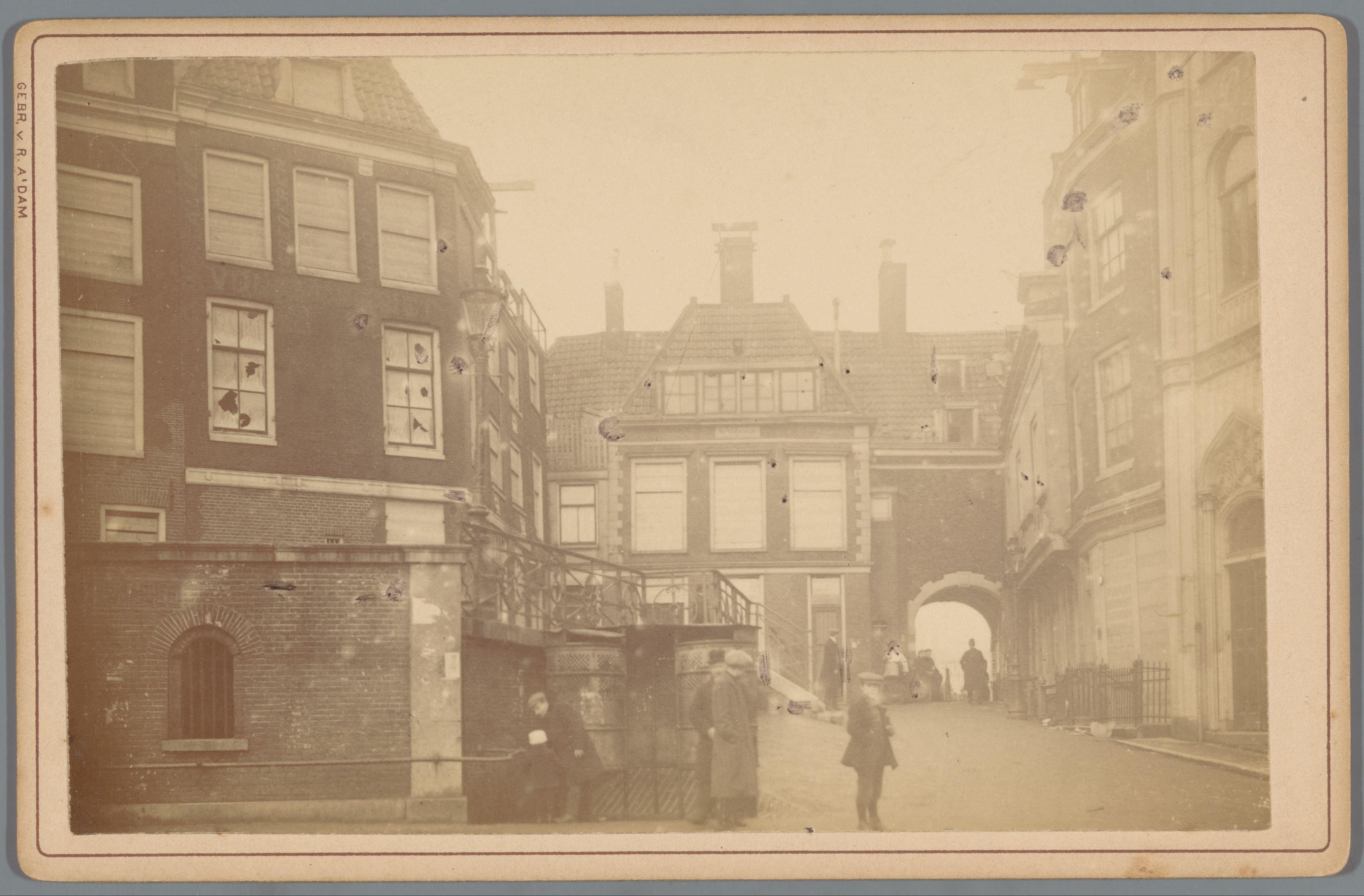Gezicht op het Beursplein en Beurspoort in Amsterdam