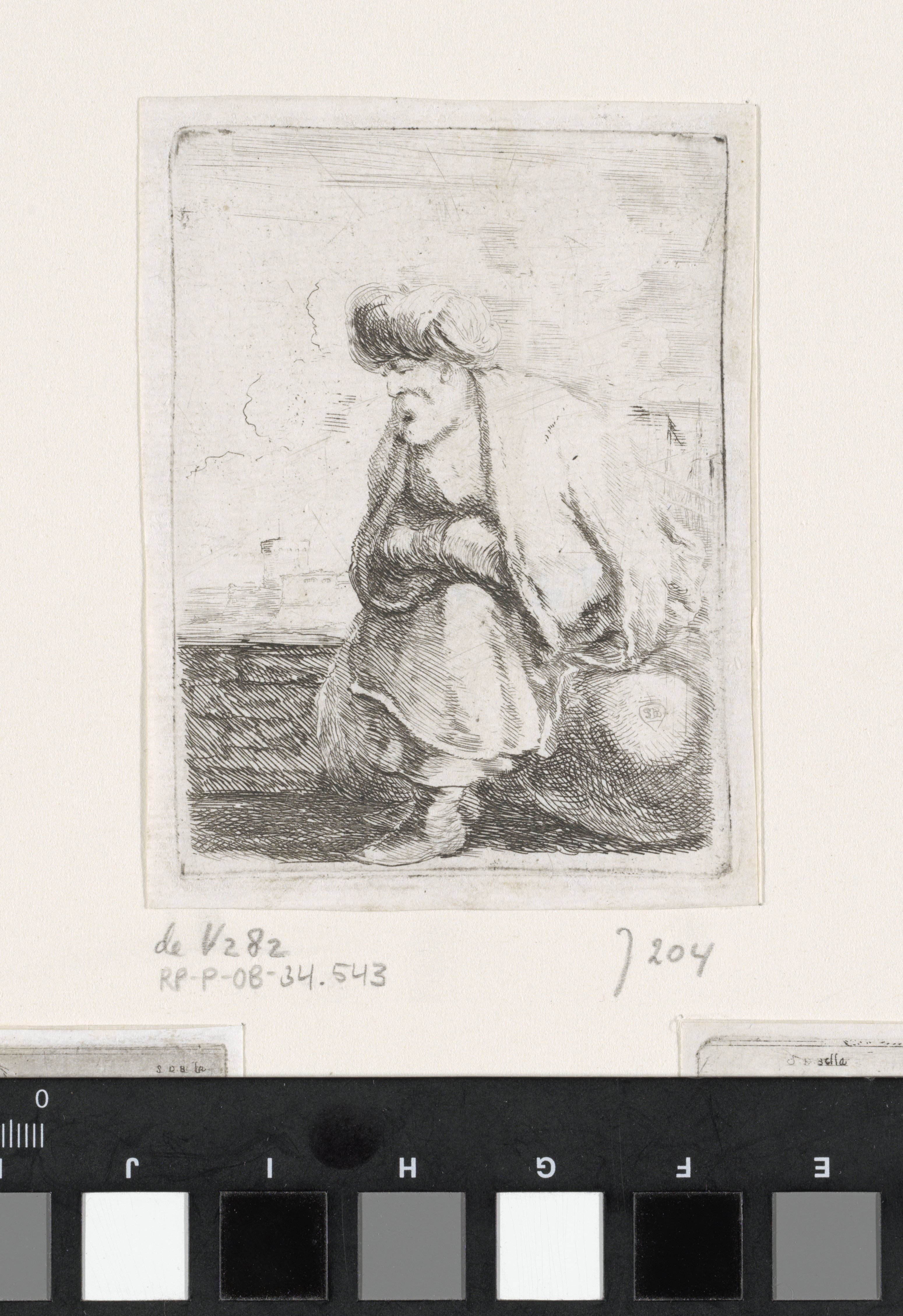 Oude Turkse man met baard en tulband zittend op een steen