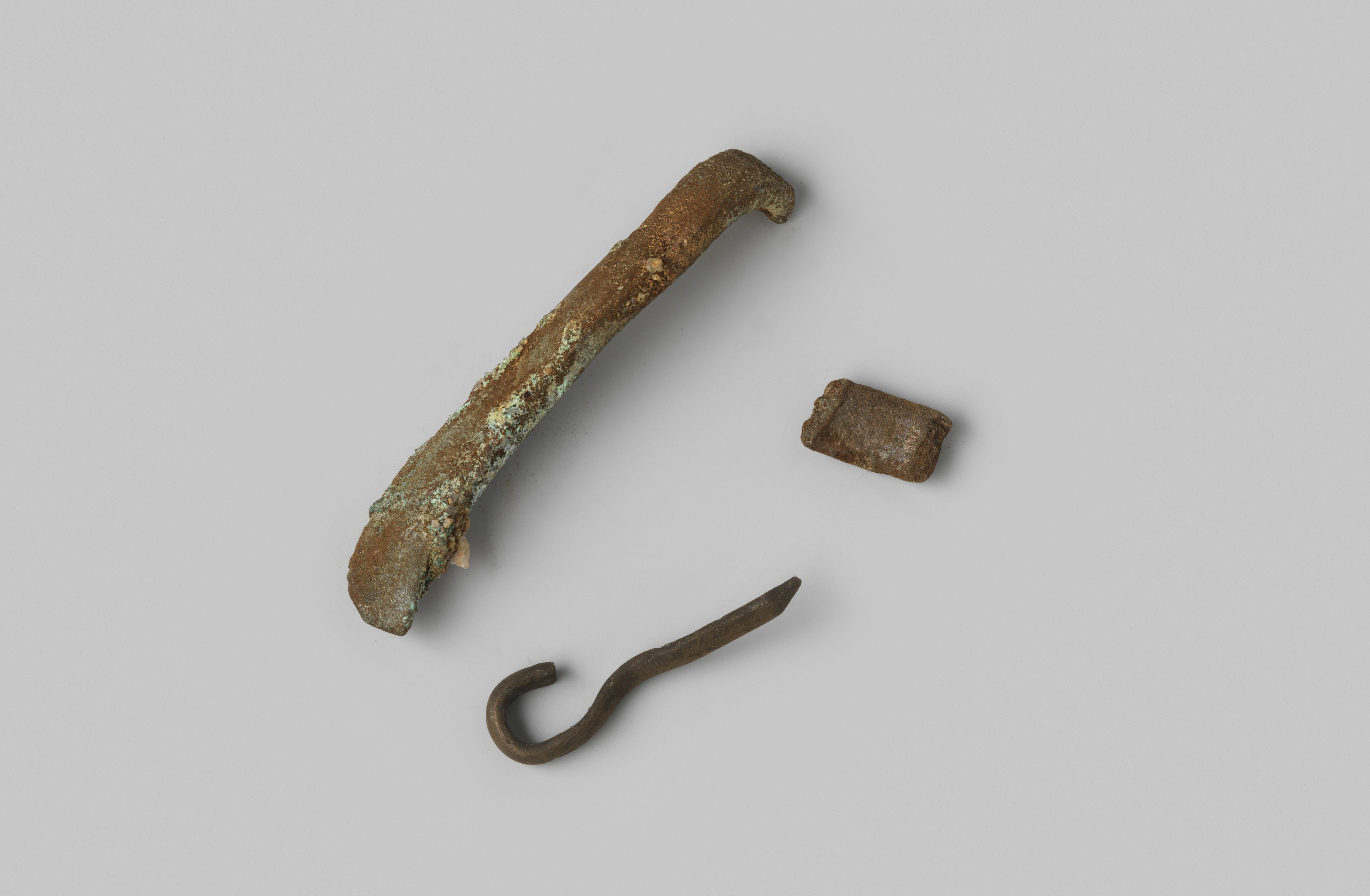 Pin en fragmenten van een gesp uit het wrak van de Oost-Indiëvaarder Hollandia
