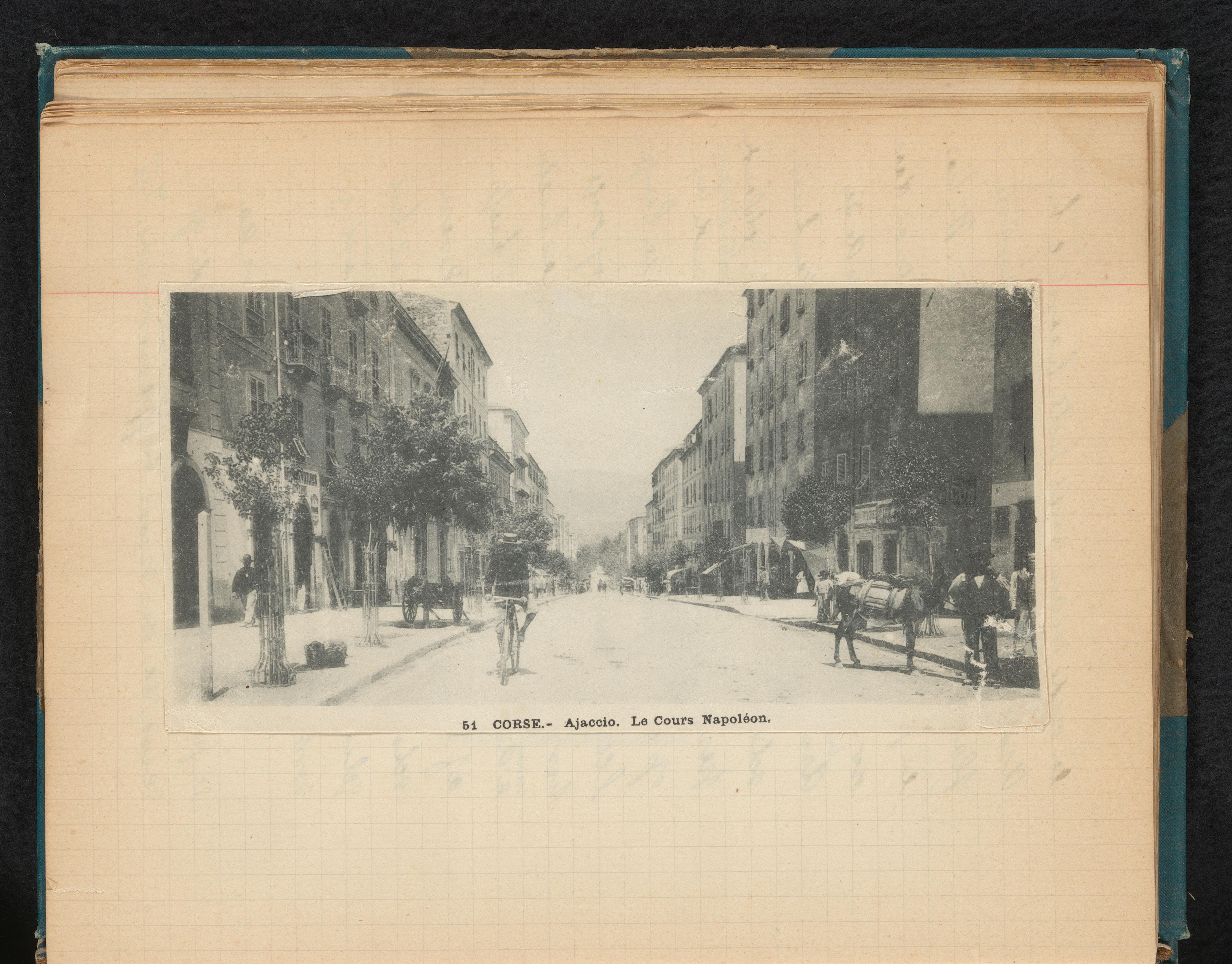 Straatgezicht met fietsende man en een ezel op Le Cours Napoléon in Ajaccio, Corsica