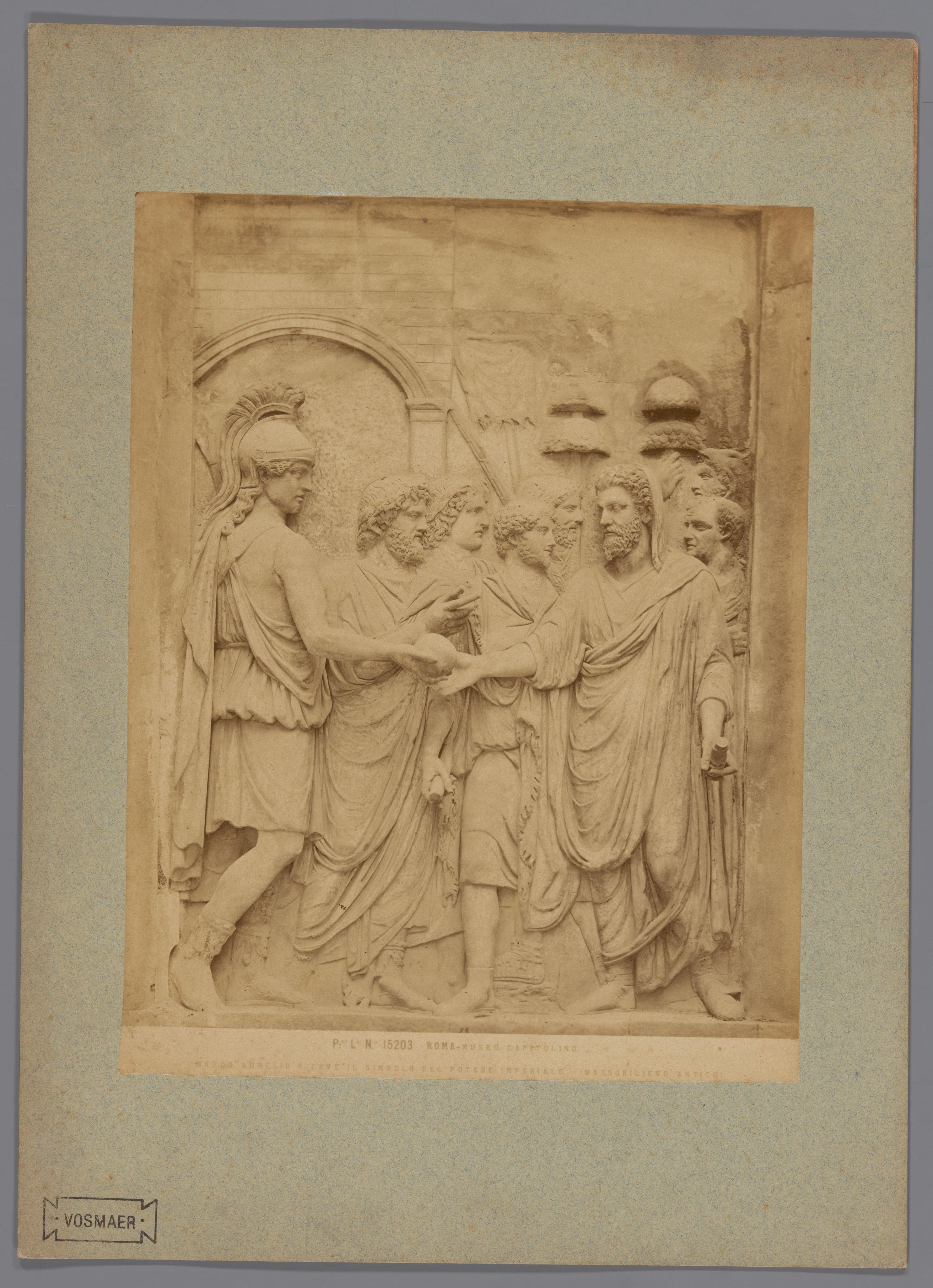 Reliëf van Marcus Aurelius die het symbool van de keizerlijke macht ontvangt in de Capitolijnse Musea te Rome, Italië