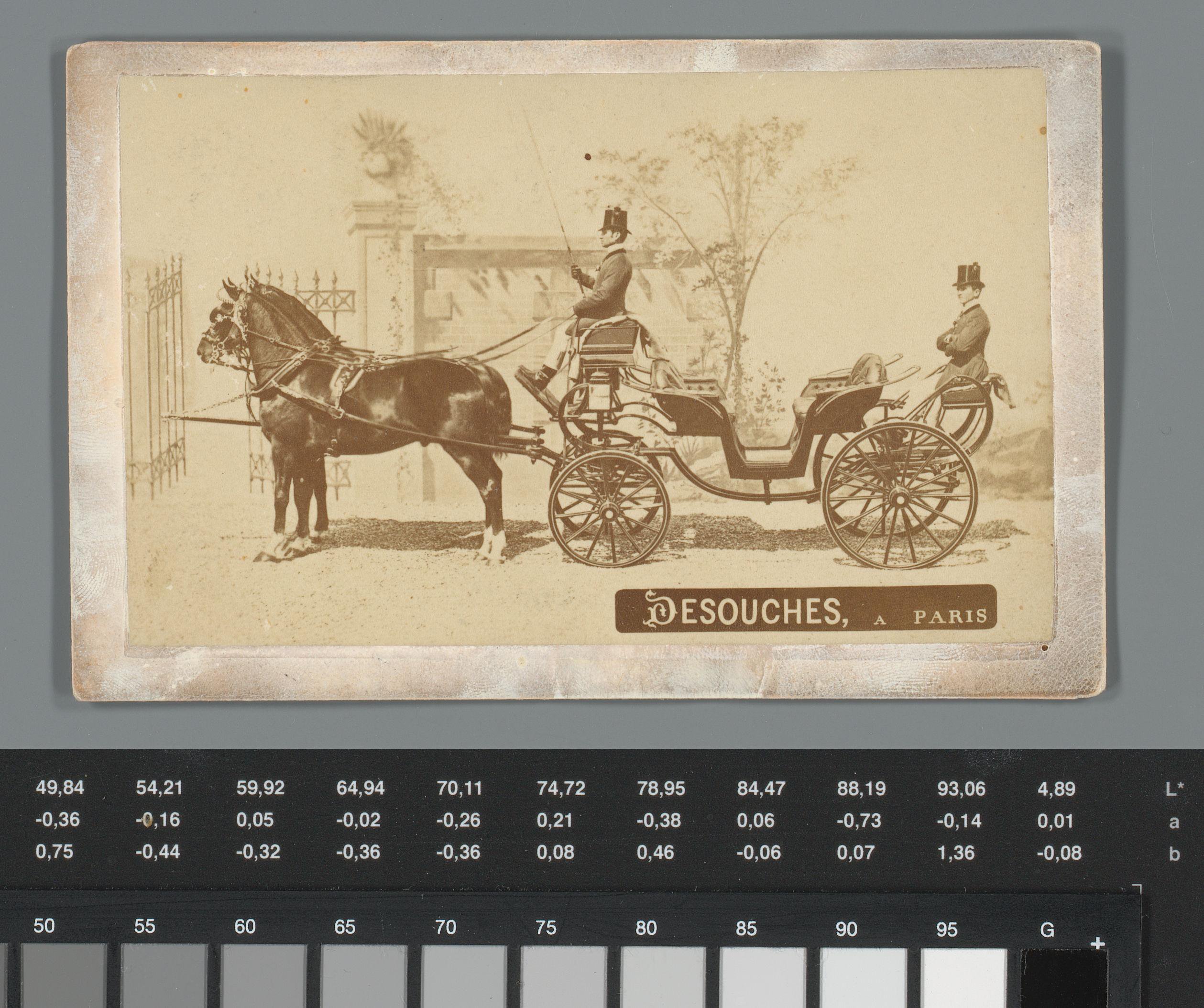 Reclame voor voertuigen van Desouches in Parijs met fotoreproductie van een prent van een koets