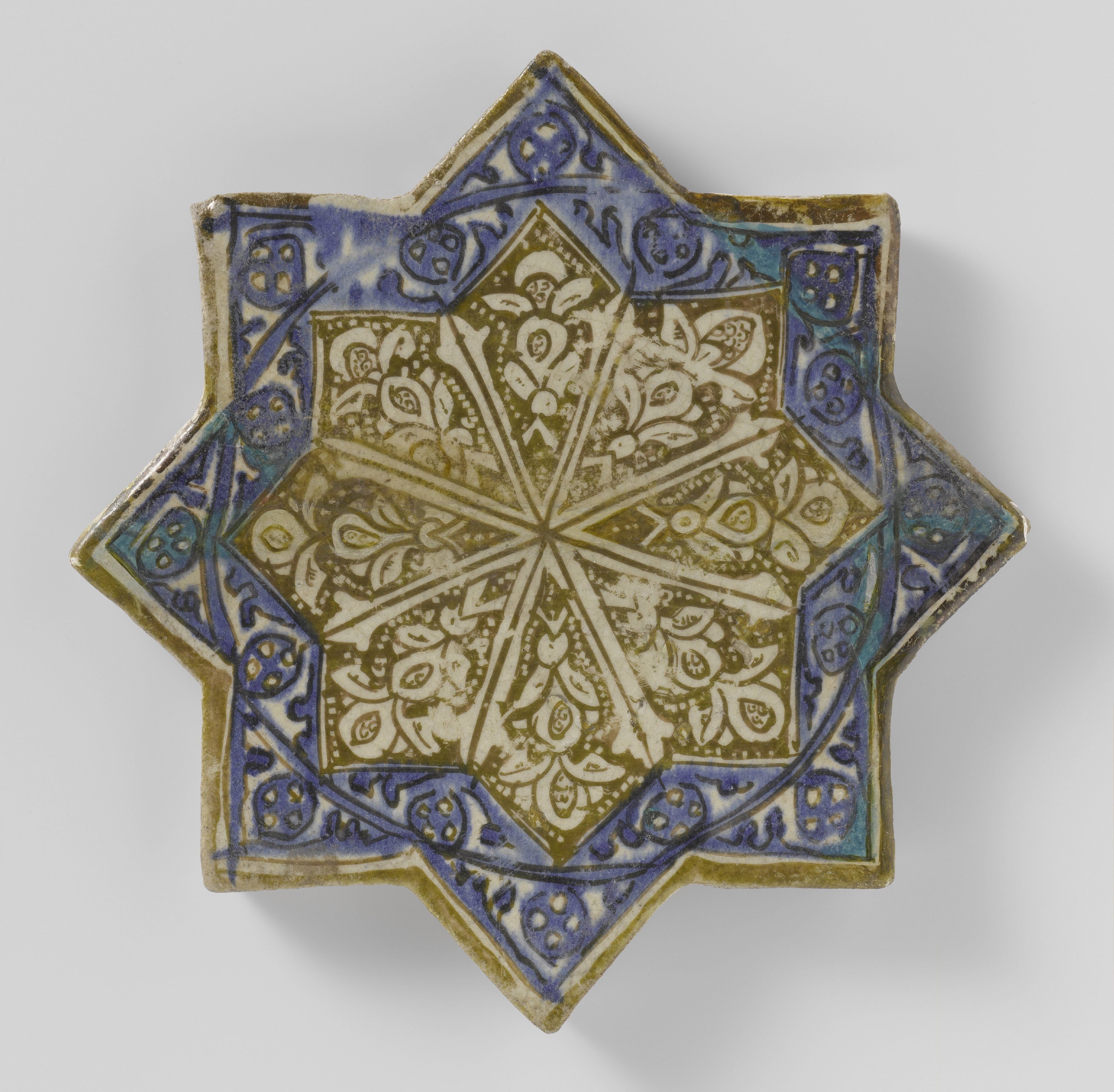Star-shaped tile with floral scrolls