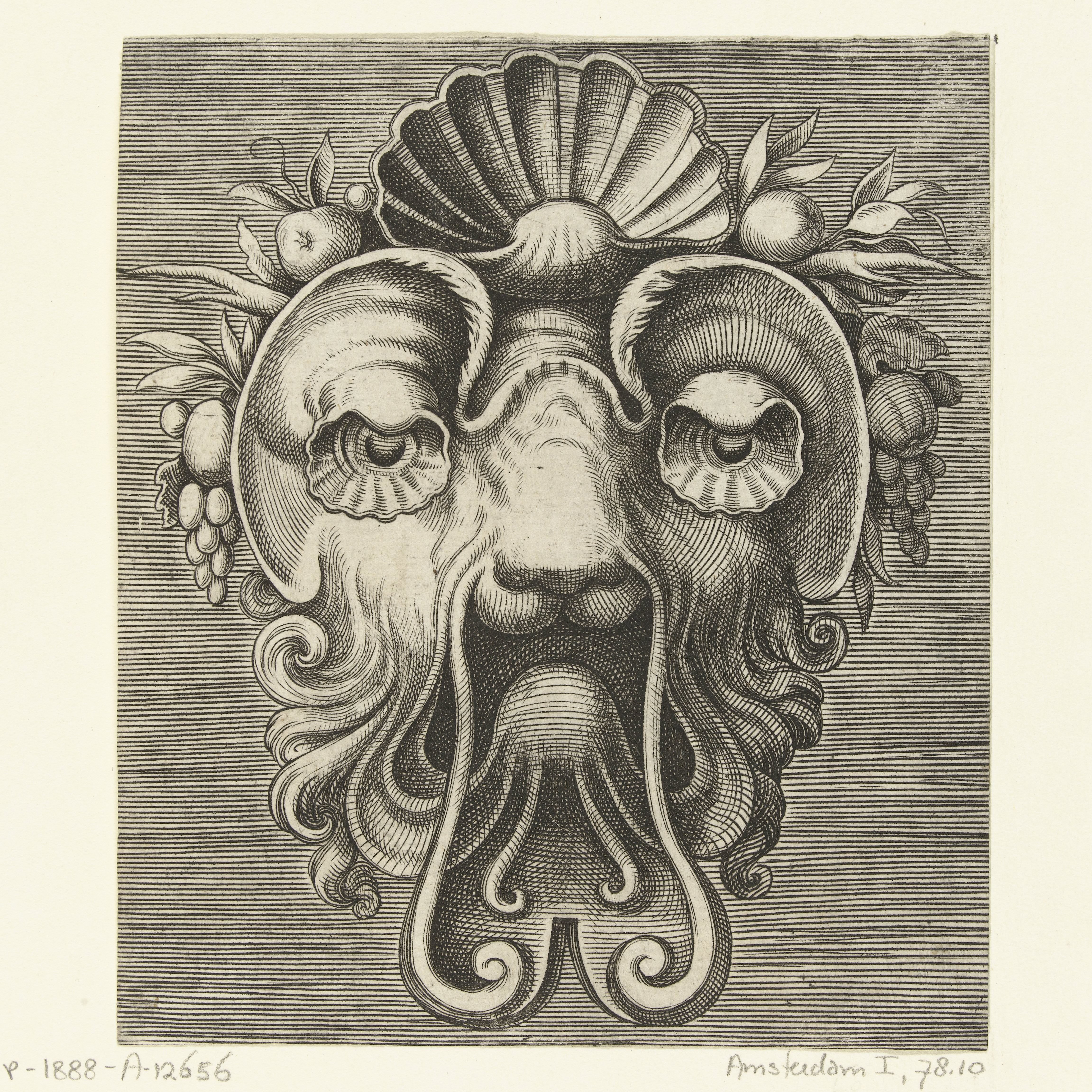 Masker met schelpvormige ogen en een schelp tussen vruchtentrossen op het voorhoofd