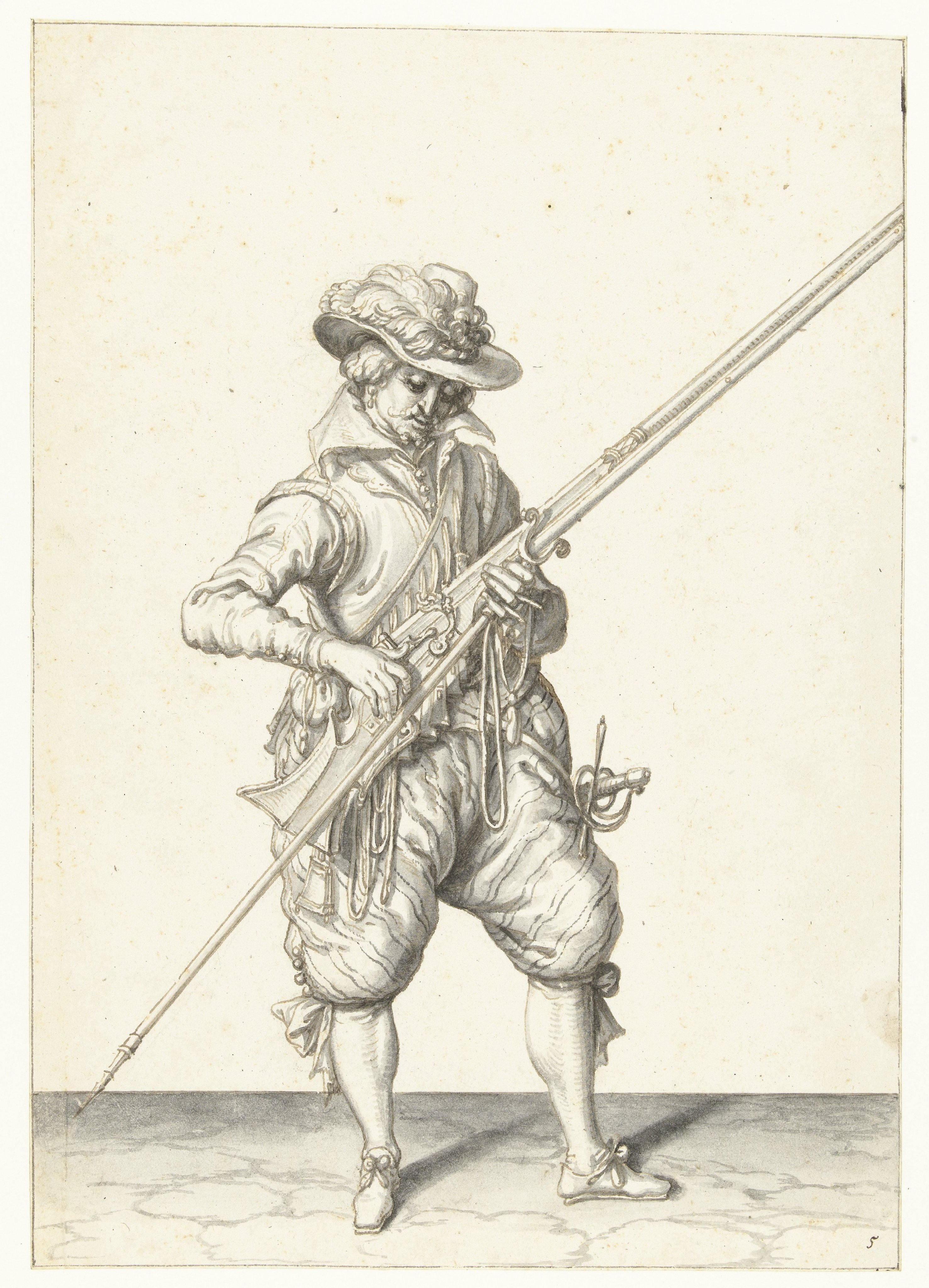 Soldaat die zijn musket met zijn linkerhand bij zijn rechterzijde vasthoudt