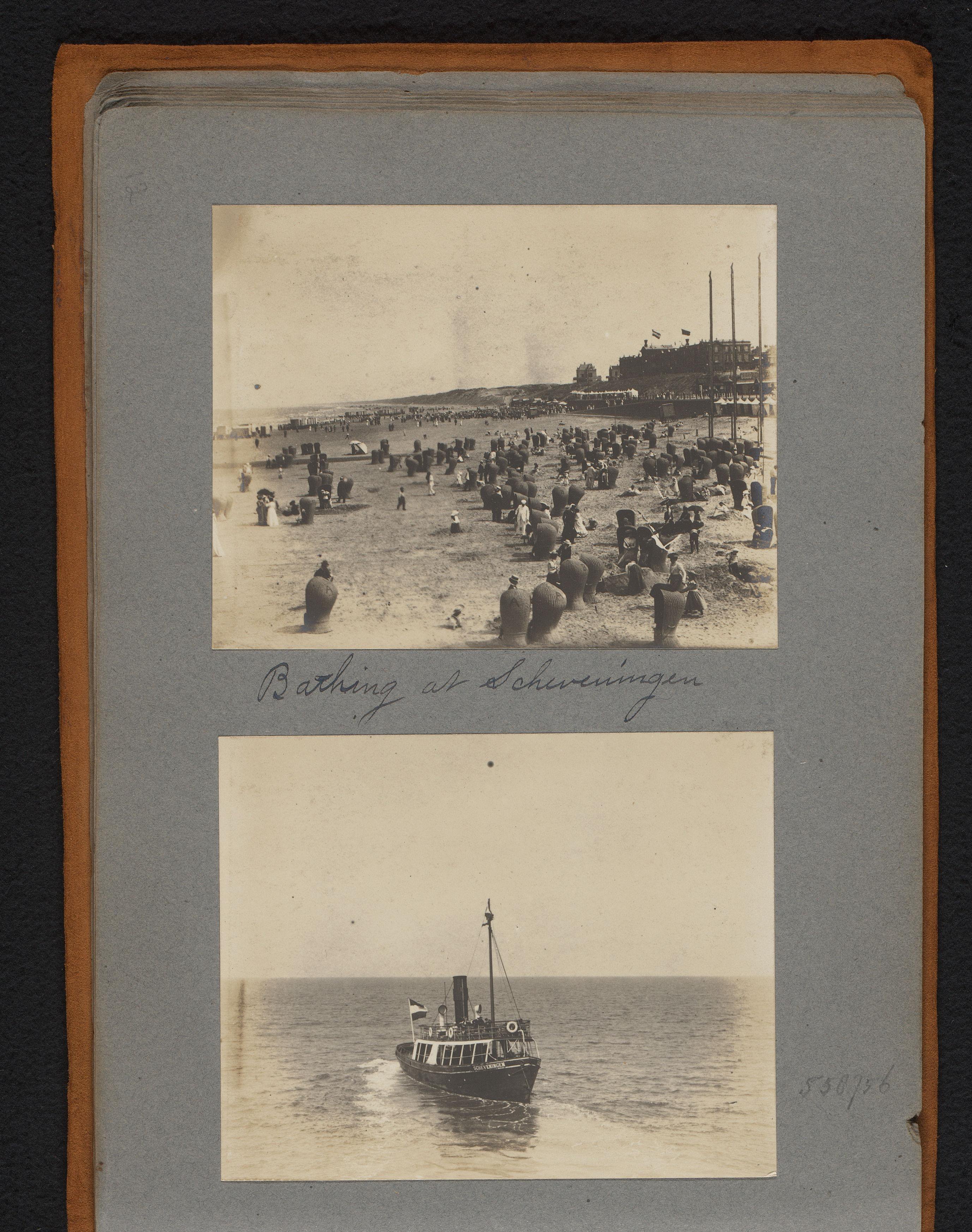 Gezicht op het strand in Scheveningen met mensen in strandstoelen en een stoomboot te water