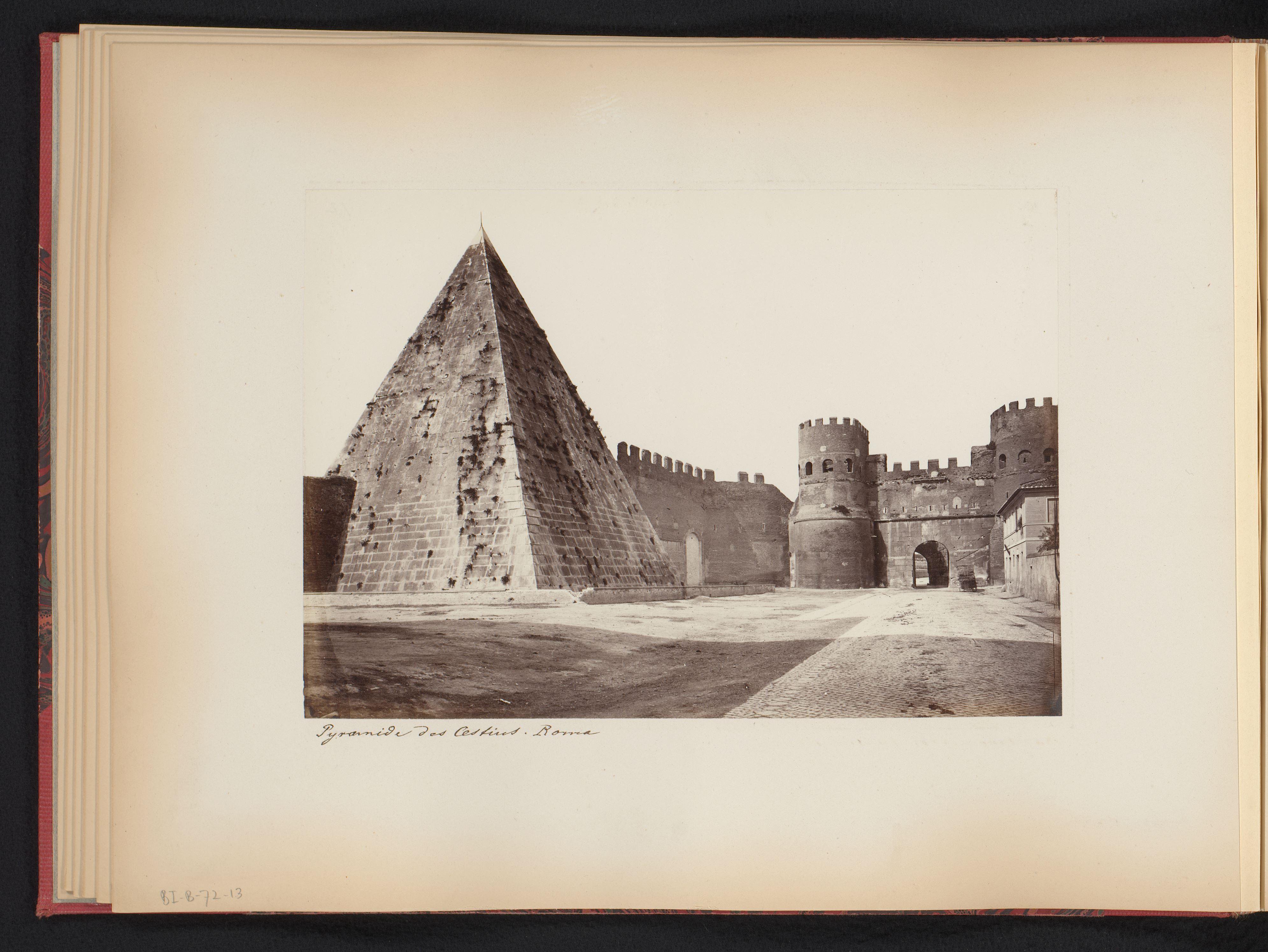 Gezicht op de pyramide van Caïus Cestius en Porta Ostiense te Rome, Italië