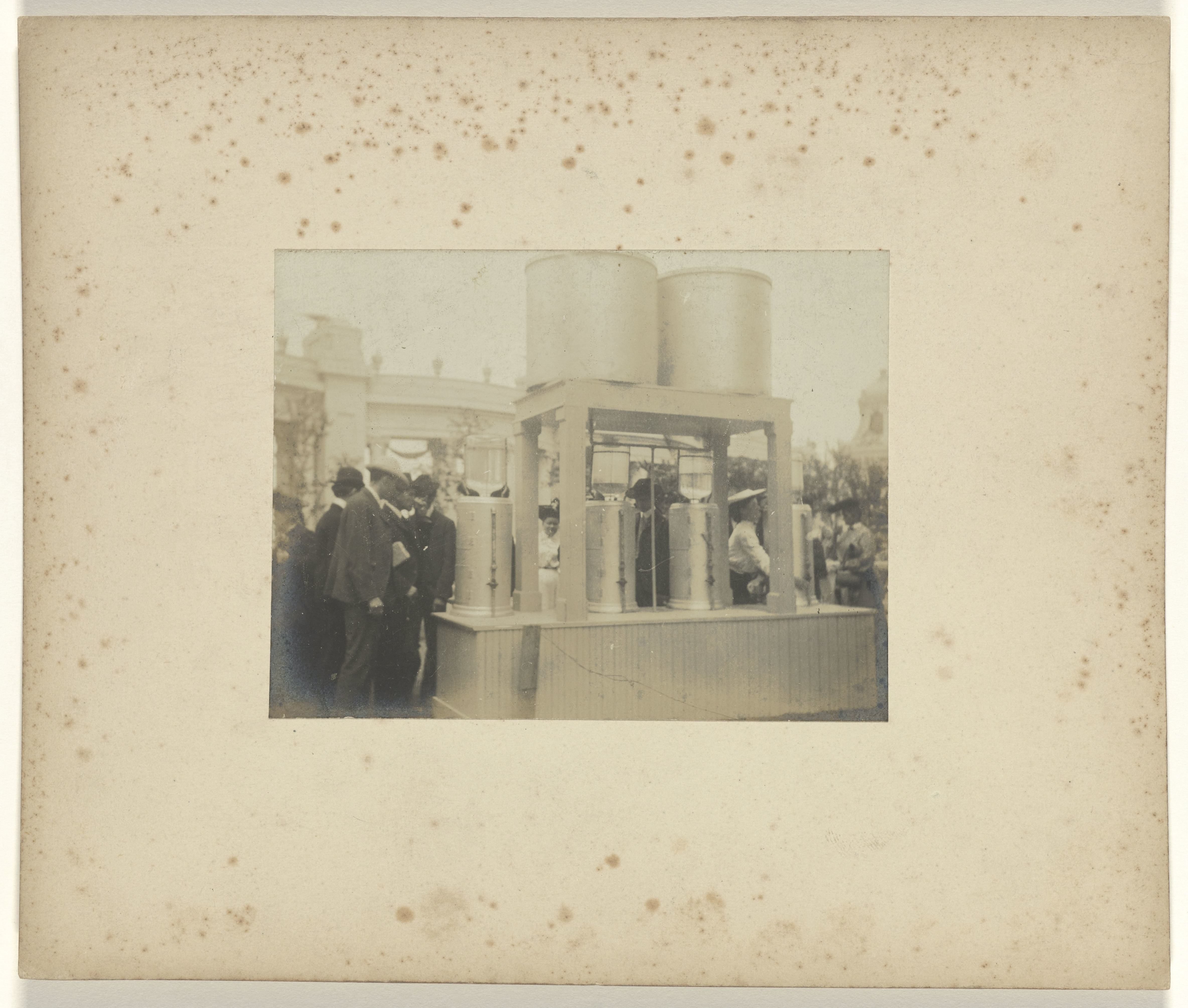 Jan C. Schüller bij een watermachine op de wereldtentoonstelling in St. Louis (Louisiana Purchase Exposition), 1904