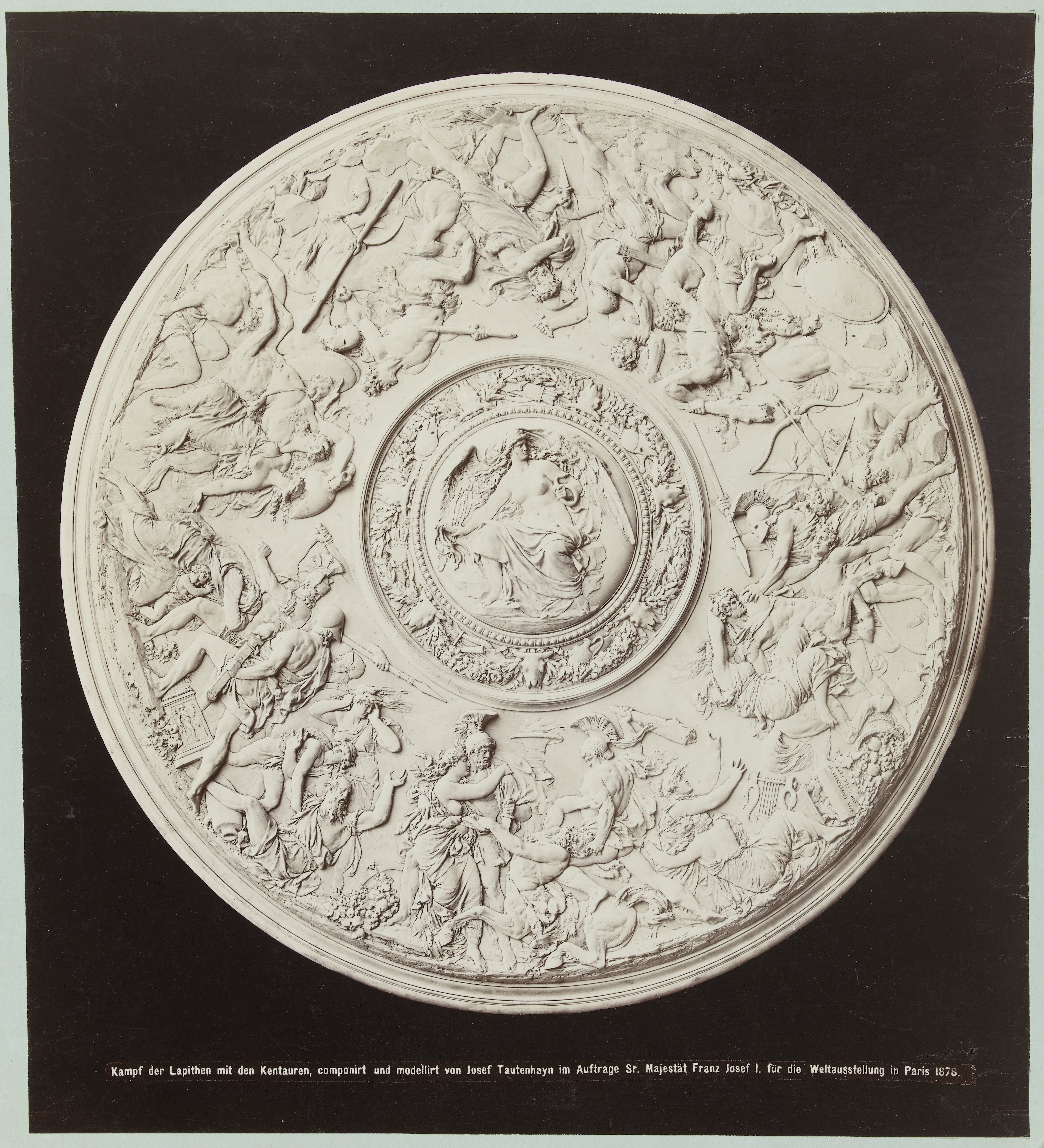 Schaal met voorstelling van de strijd tussen Centauren en Lapithen naar Joseph Tautenhayn, getoond tijdens de Wereldtentoonstelling van 1878 in Parijs, Frankrijk