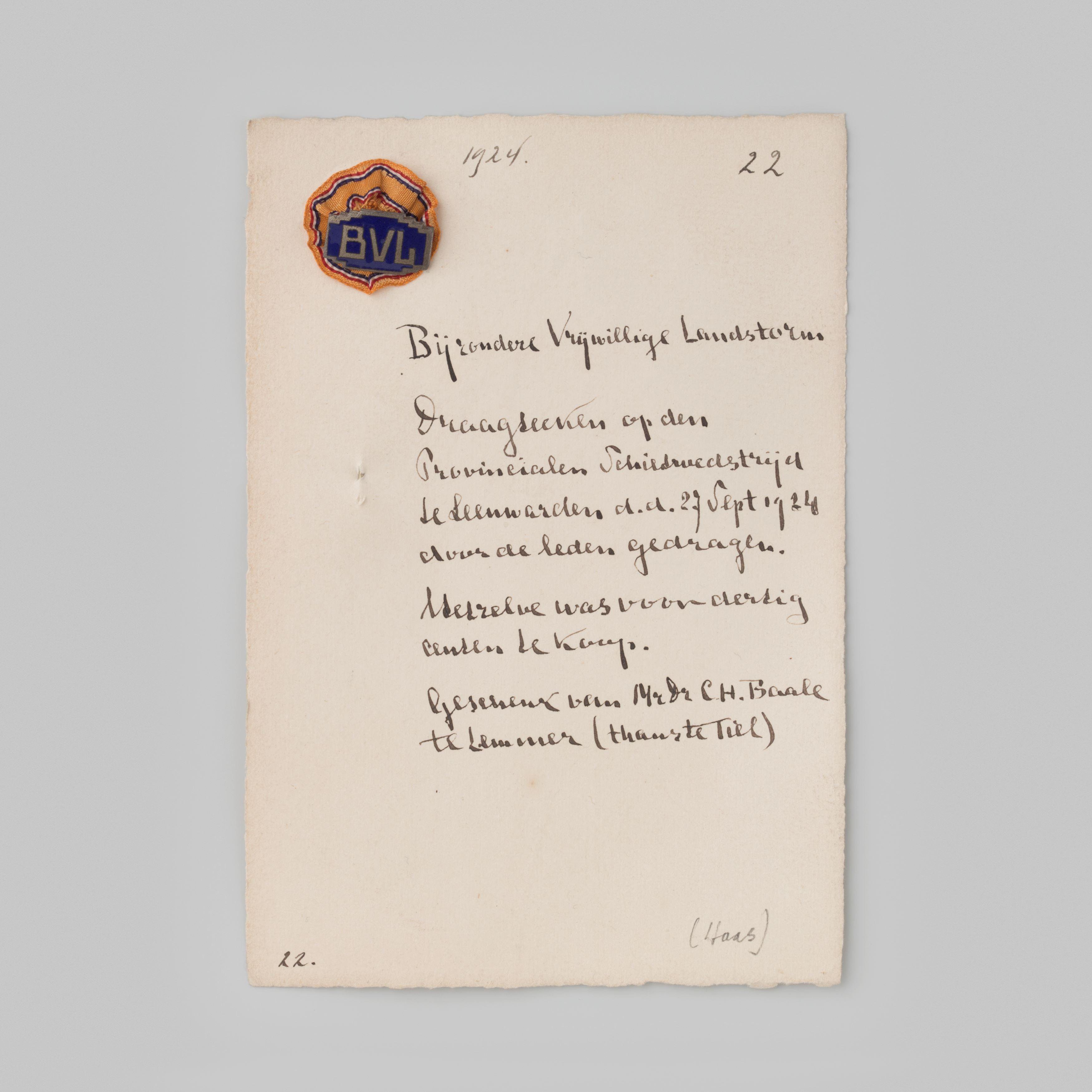 Schenkingsbrief met logo van de Bijzondere Vrijwillige Landstorm over de schenking van draagtekenen, gedragen tijdens de provinciale schietwedstrijd te Leeuwarden, 1924
