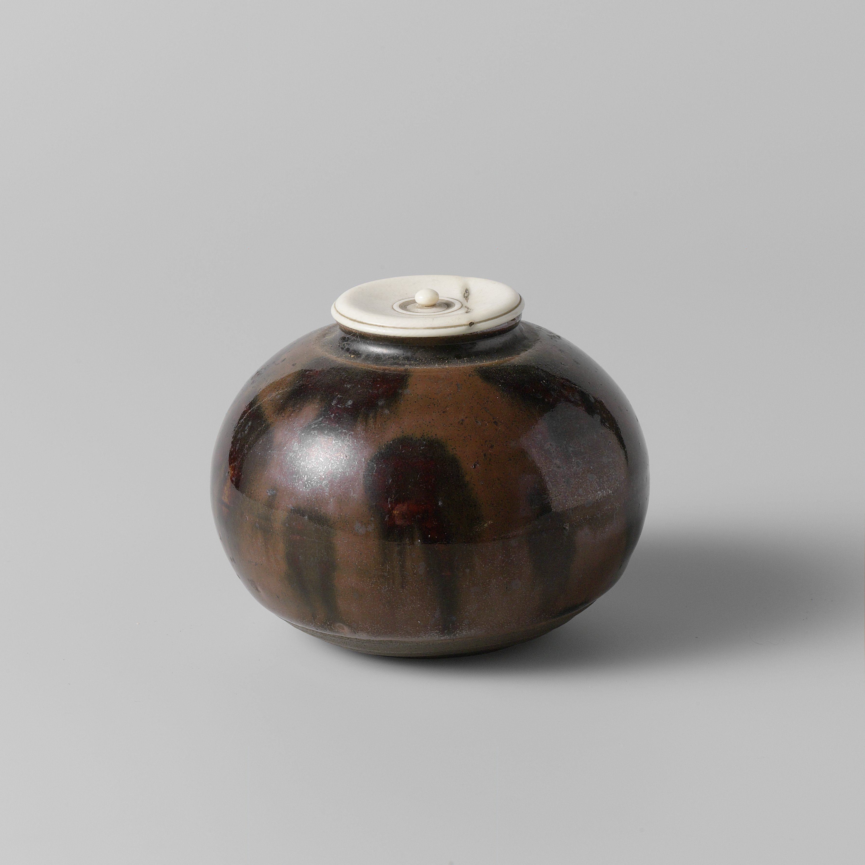 Tea caddy with a goldenbrown glaze