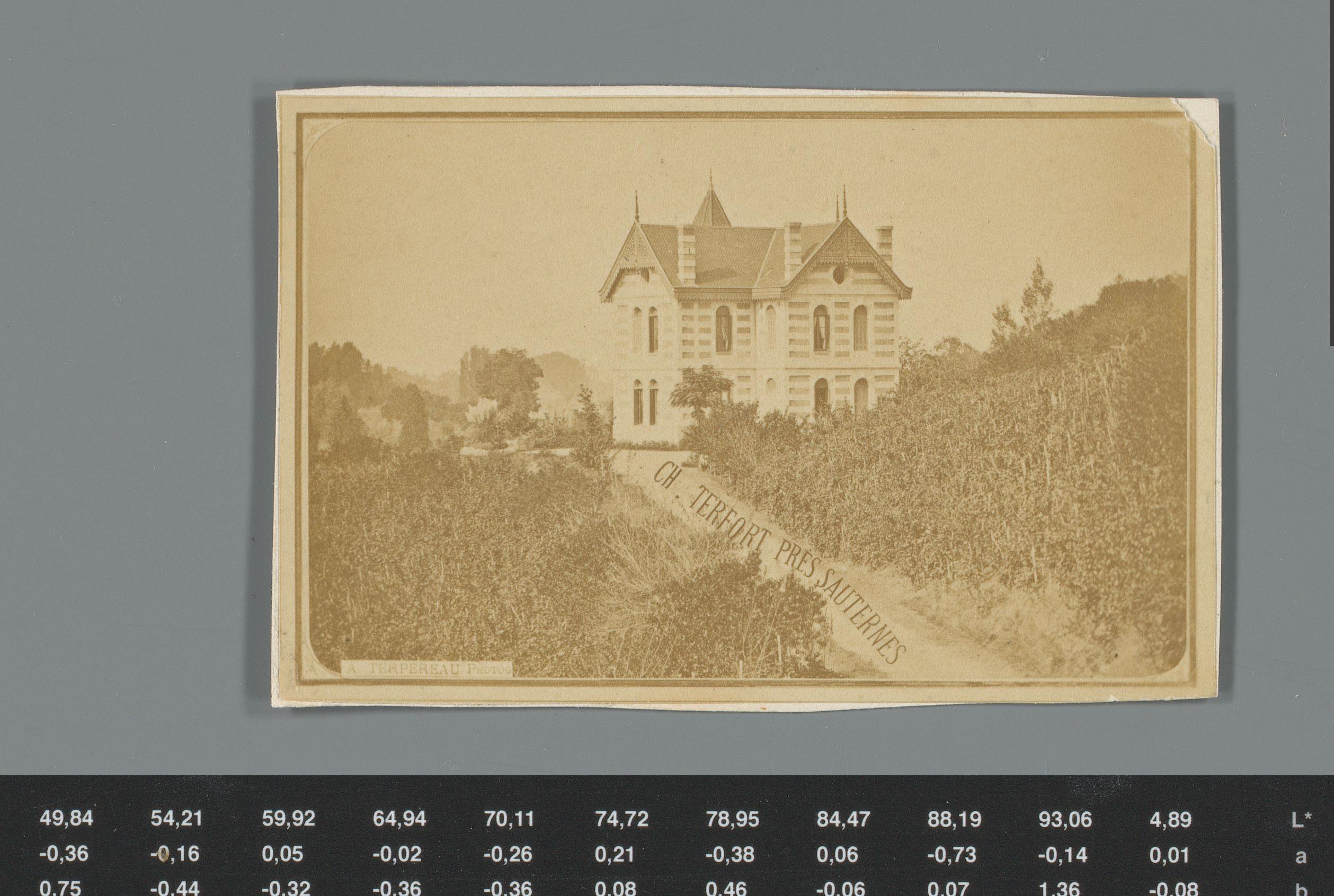 Reclame voor Château Terfort wijnen met gezicht op het voormalig landhuis nabij Sauternes, Frankrijk