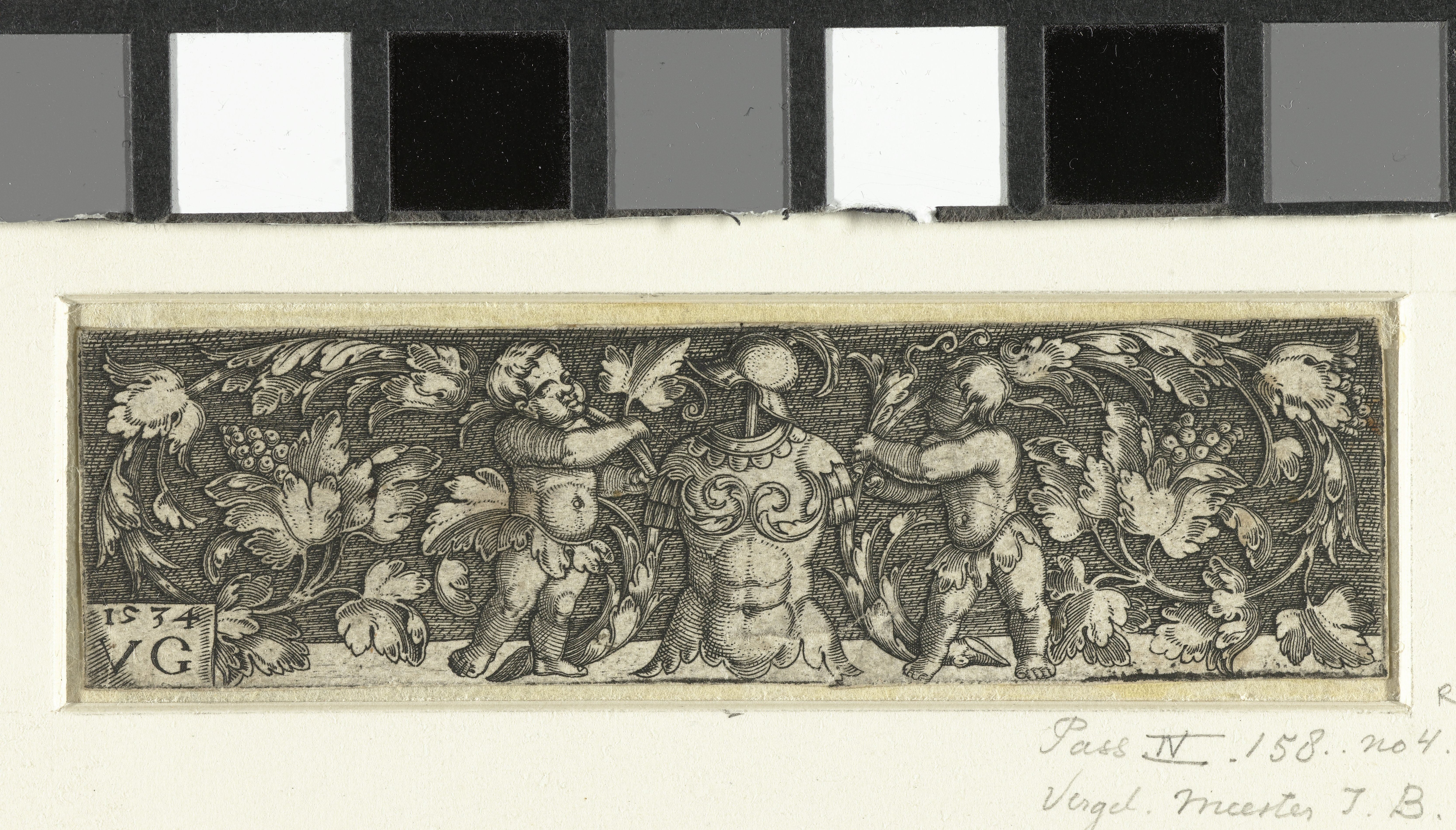 Ornament met putti en kuras