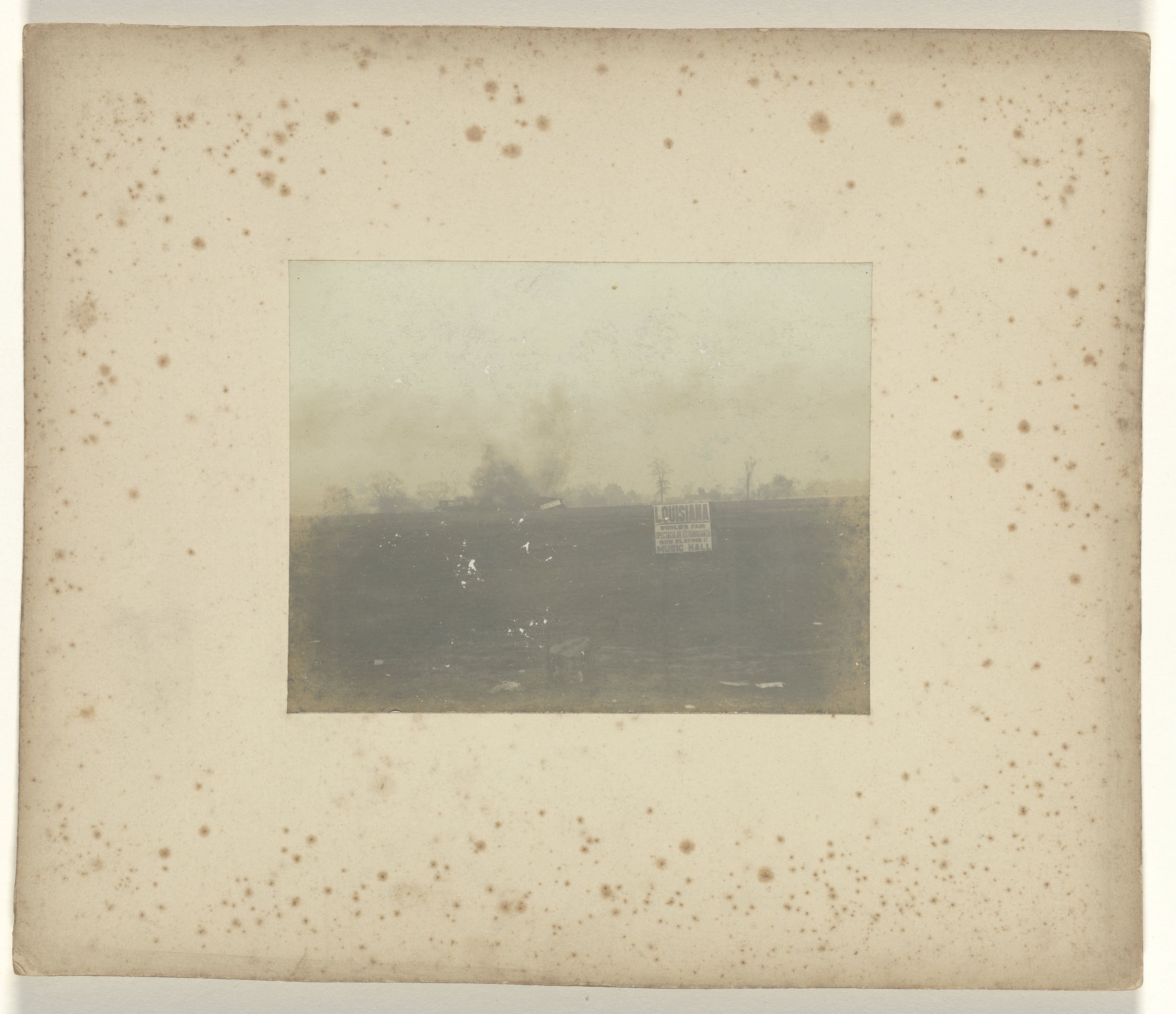 Reclamebord in een veld tijdens de wereldtentoonstelling in St. Louis (Louisiana Purchase Exposition), 1904