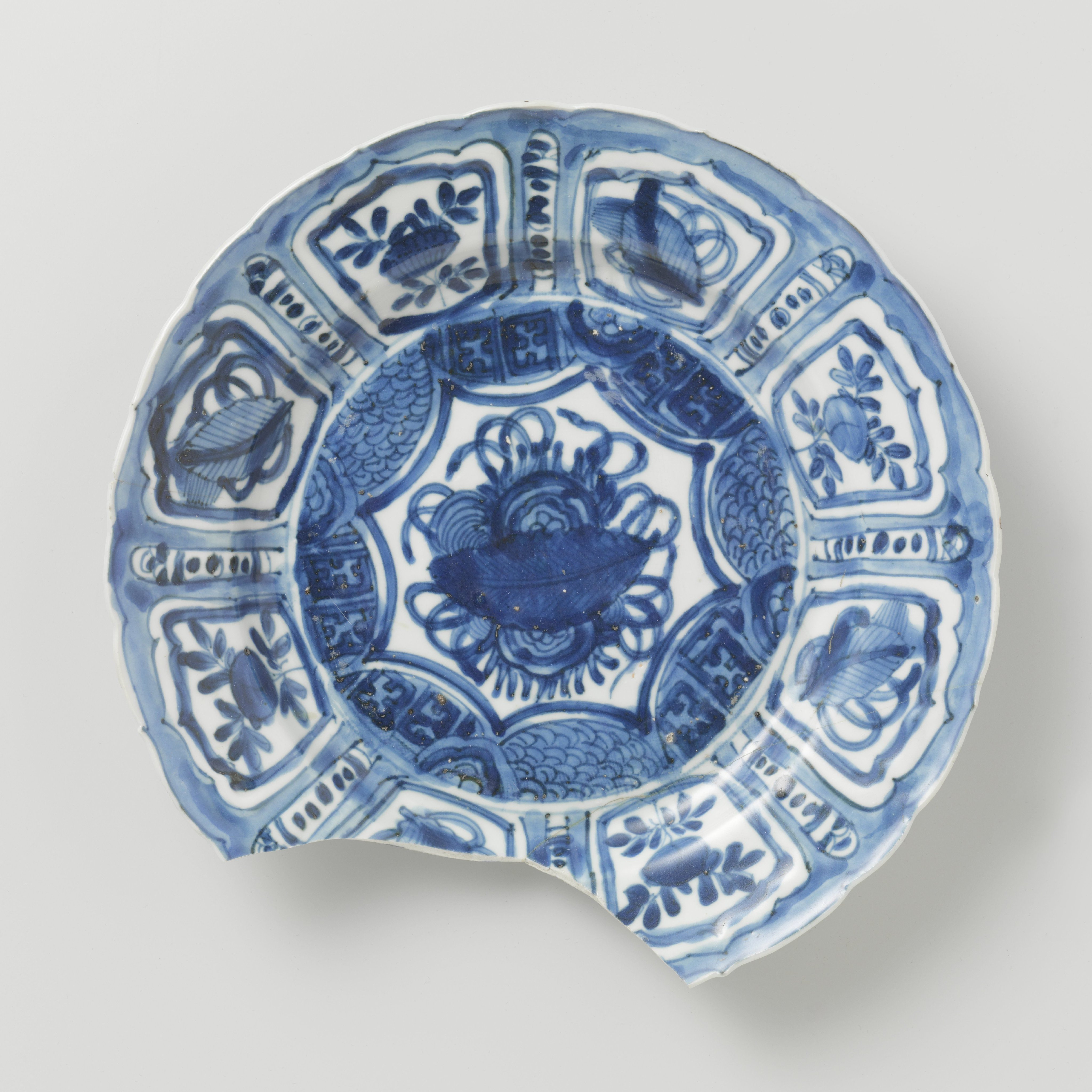 Kraak porcelain plate from the V.O.C.-ship the 'Witte Leeuw'