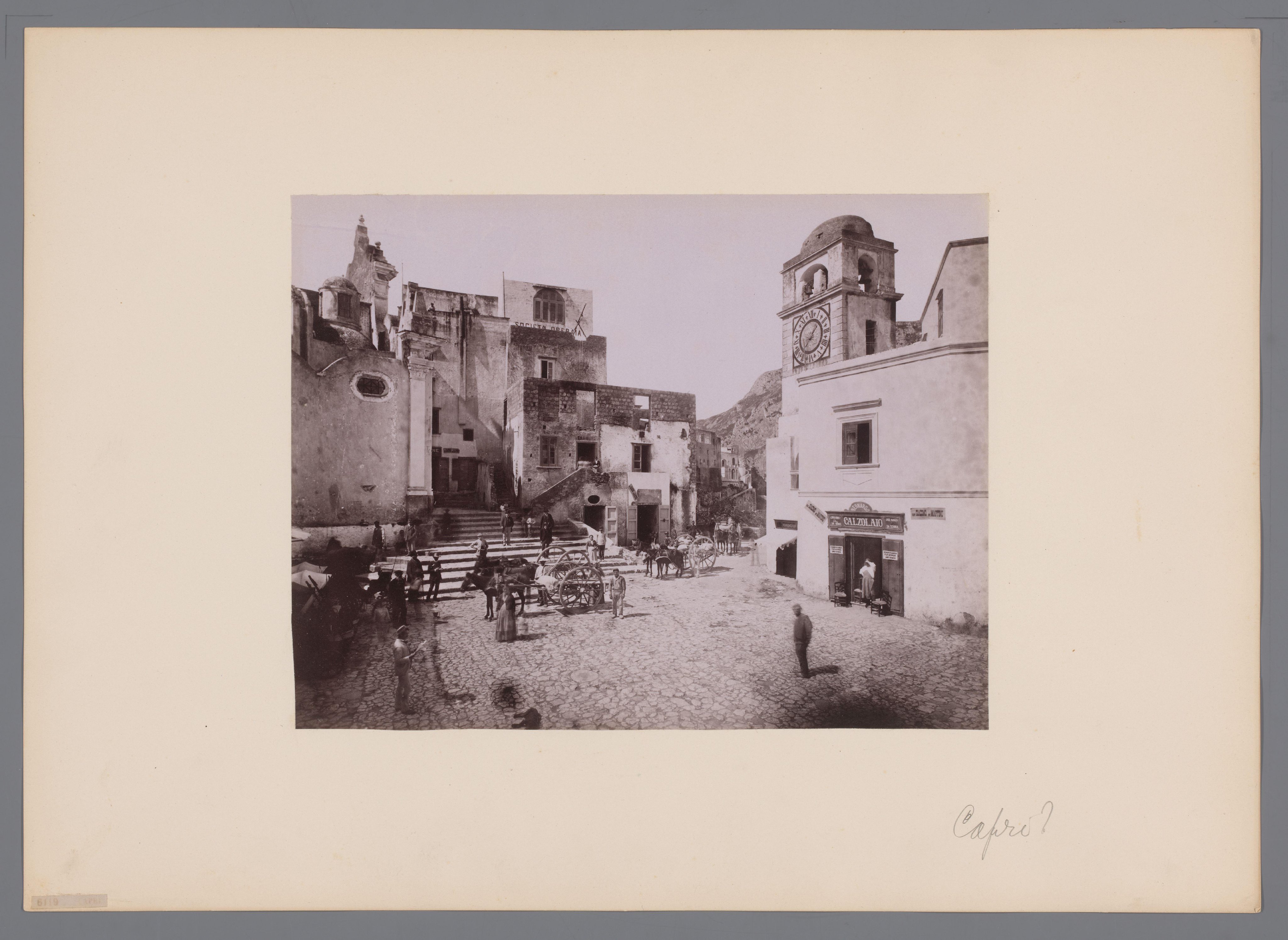 Mensen op een plein in Capri, Italië