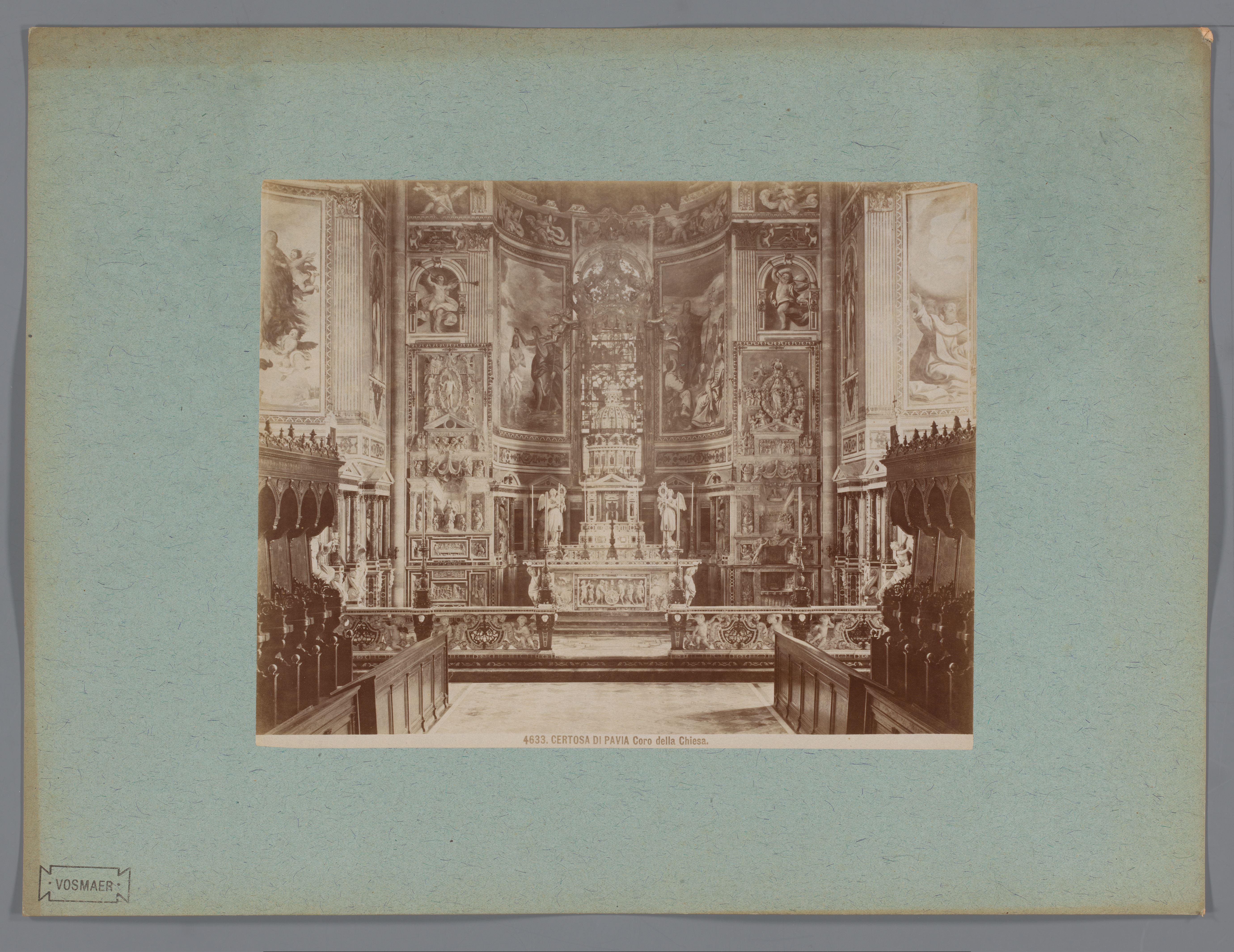 Interieur van de kloosterkerk Certosa di Pavia, gezien richting het koor, Pavia, Italië
