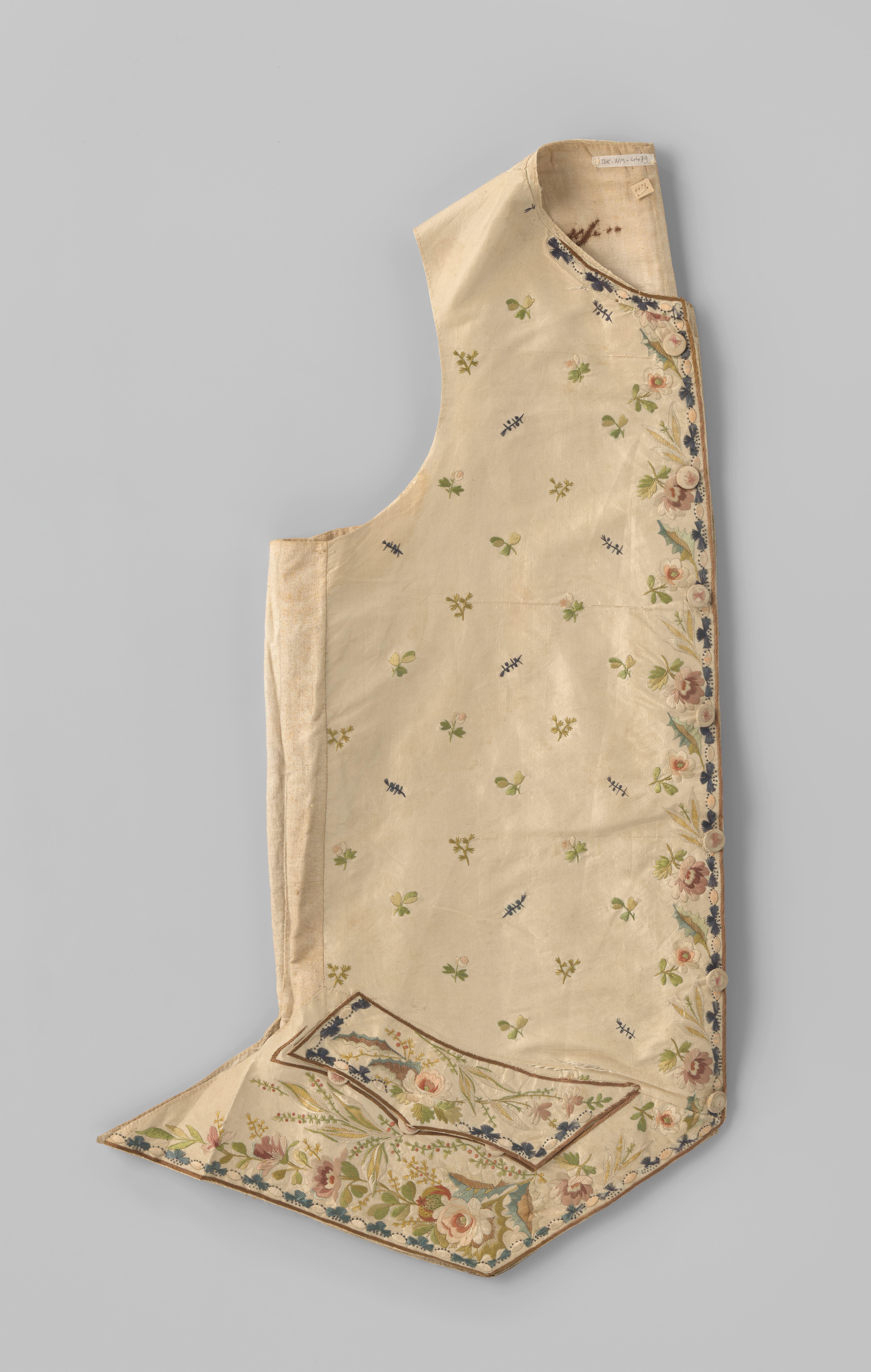 Vest met een voorkant van geborduurde witte zijde met floraal strooimotief en randmotief van meerkleurige bloemen en bladeren, met uitwaaierende motieven in blauw