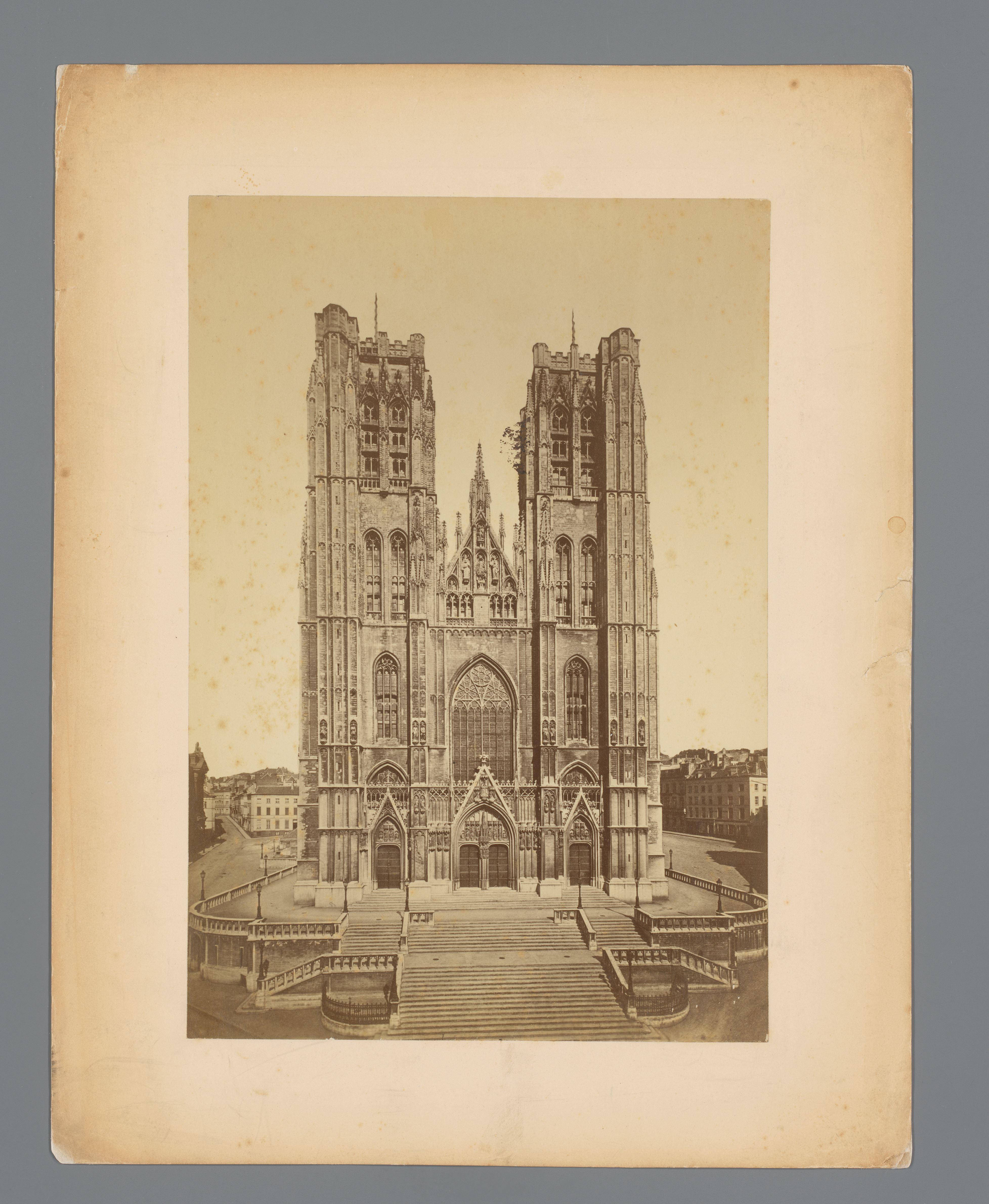 Voorgevel van de Sint-Michiel-en-Sint-Goedelekathedraal in Brussel, België