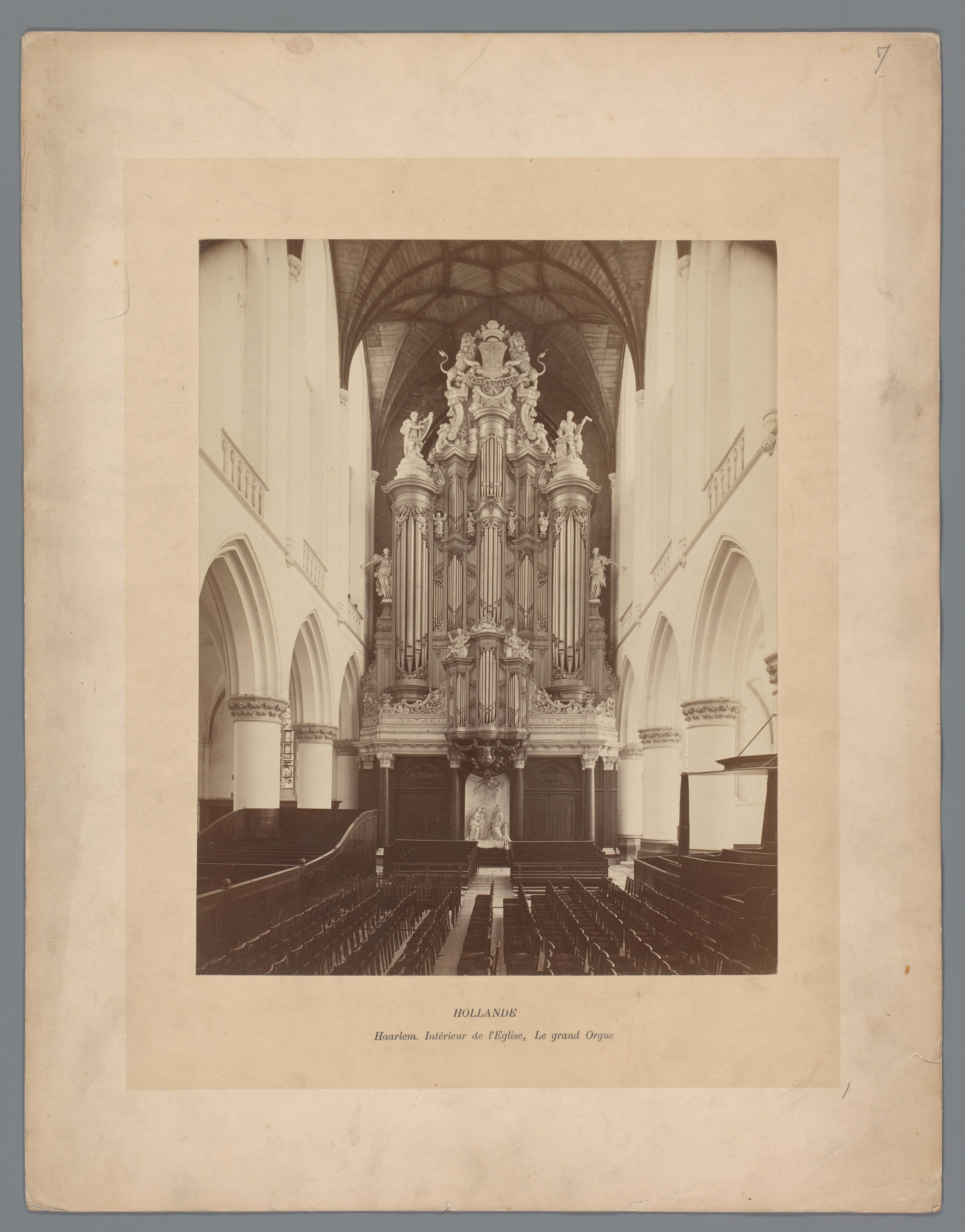 Interieur met orgel van de Grote of Sint-Bavo Kerk in Haarlem