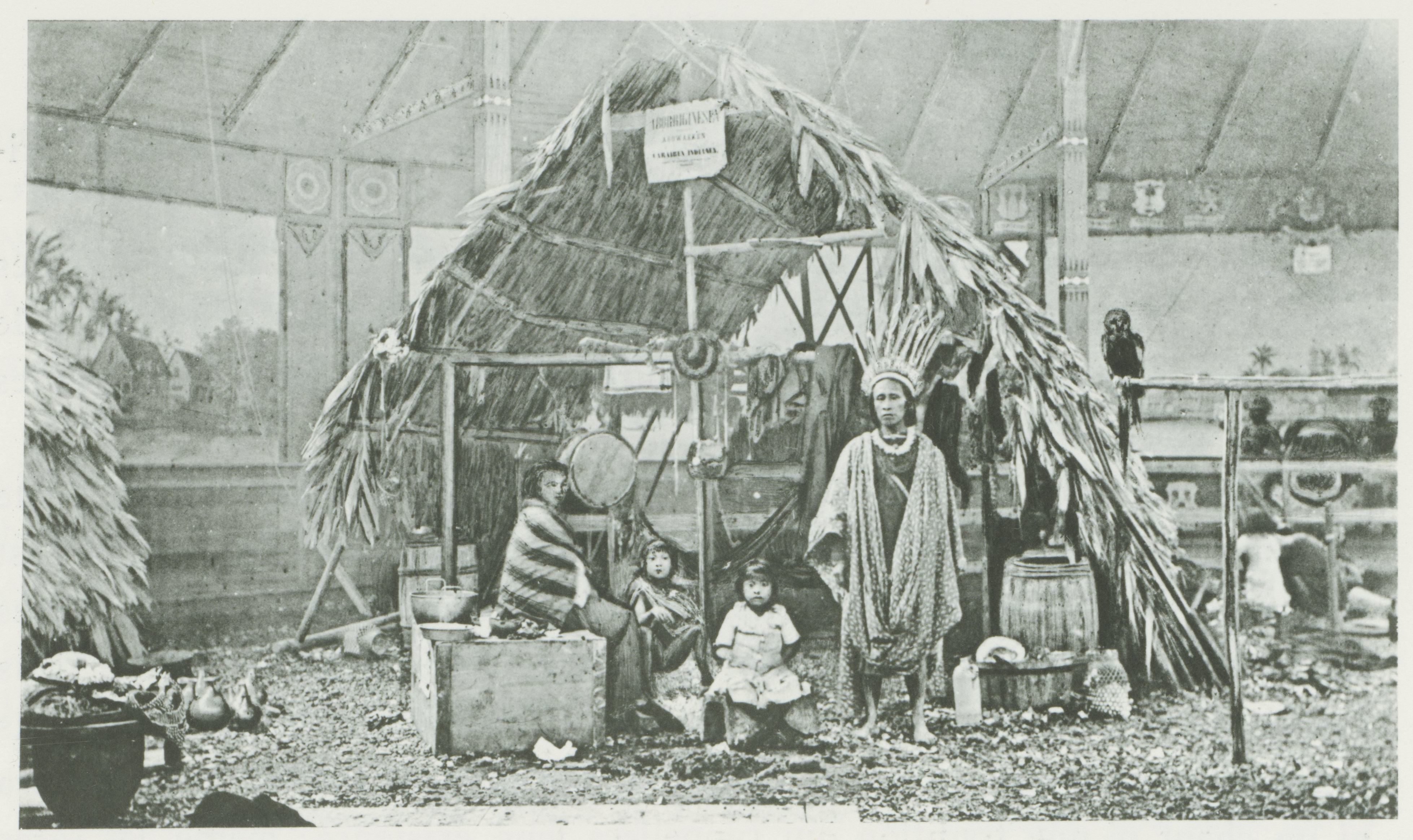 Groepsportret van de familie Ka-Ja-Roe op de Koloniale Tentoonstelling, Amsterdam 1883