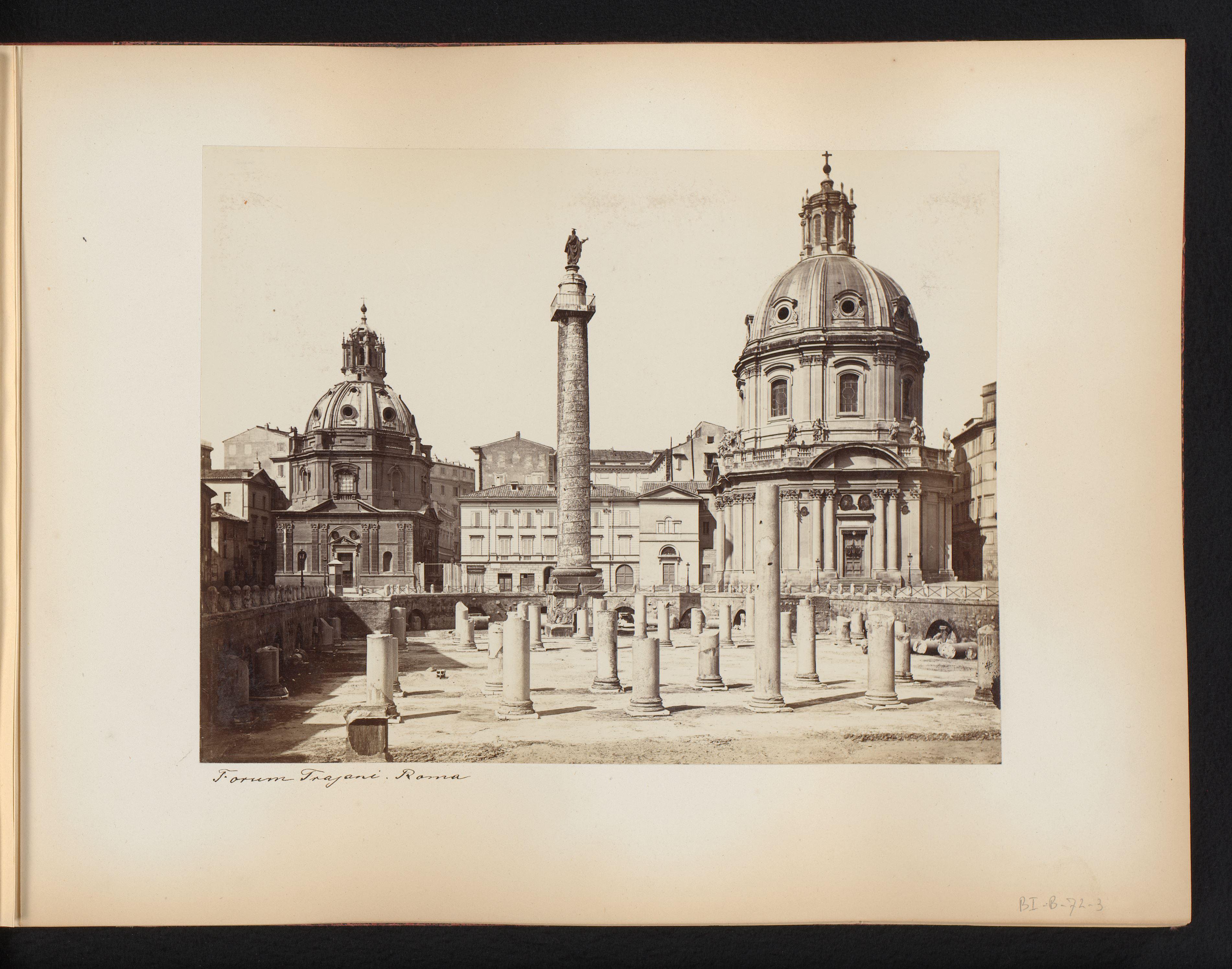 Gezicht op het Forum van Trajanus te Rome, met de zuil van Trajanus en de kerken Santissimo Nome di Maria en Santa Maria di Loreto, Italië
