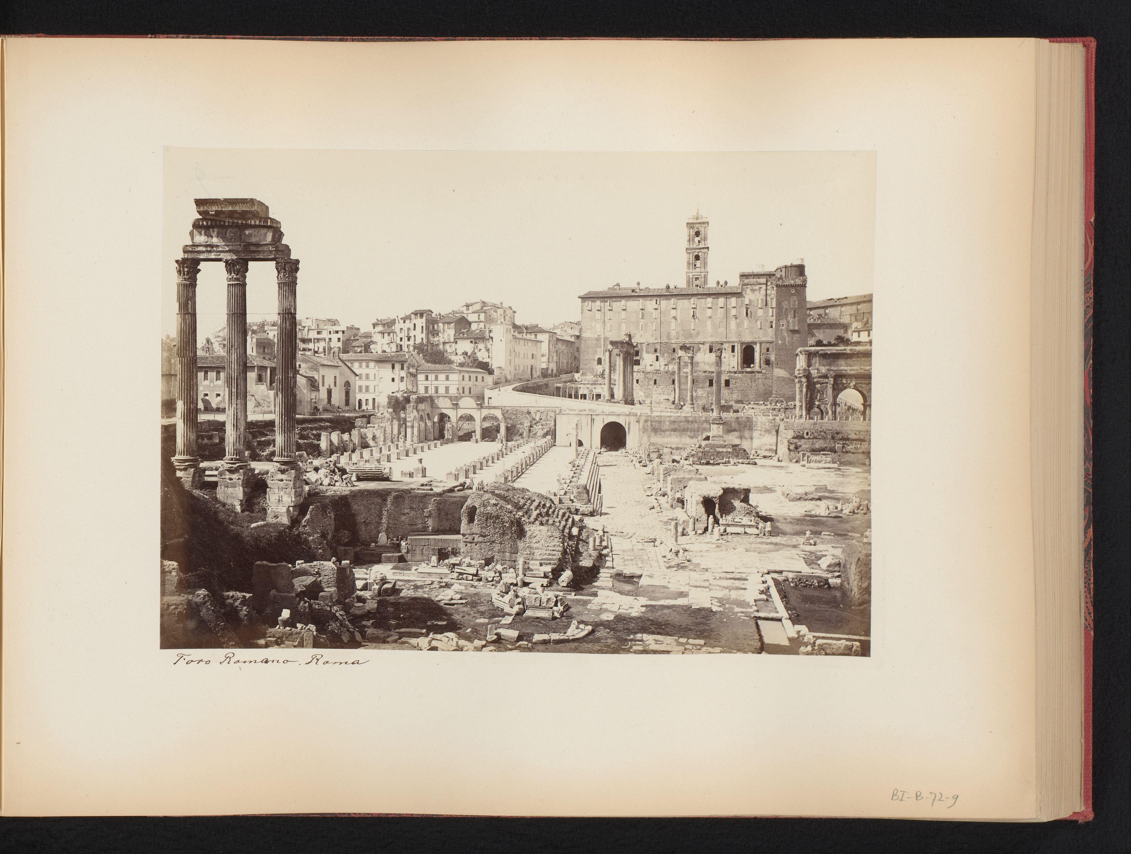 Gezicht op het Forum Romanum met de tempel van Castor en Pollux te Rome, Italië
