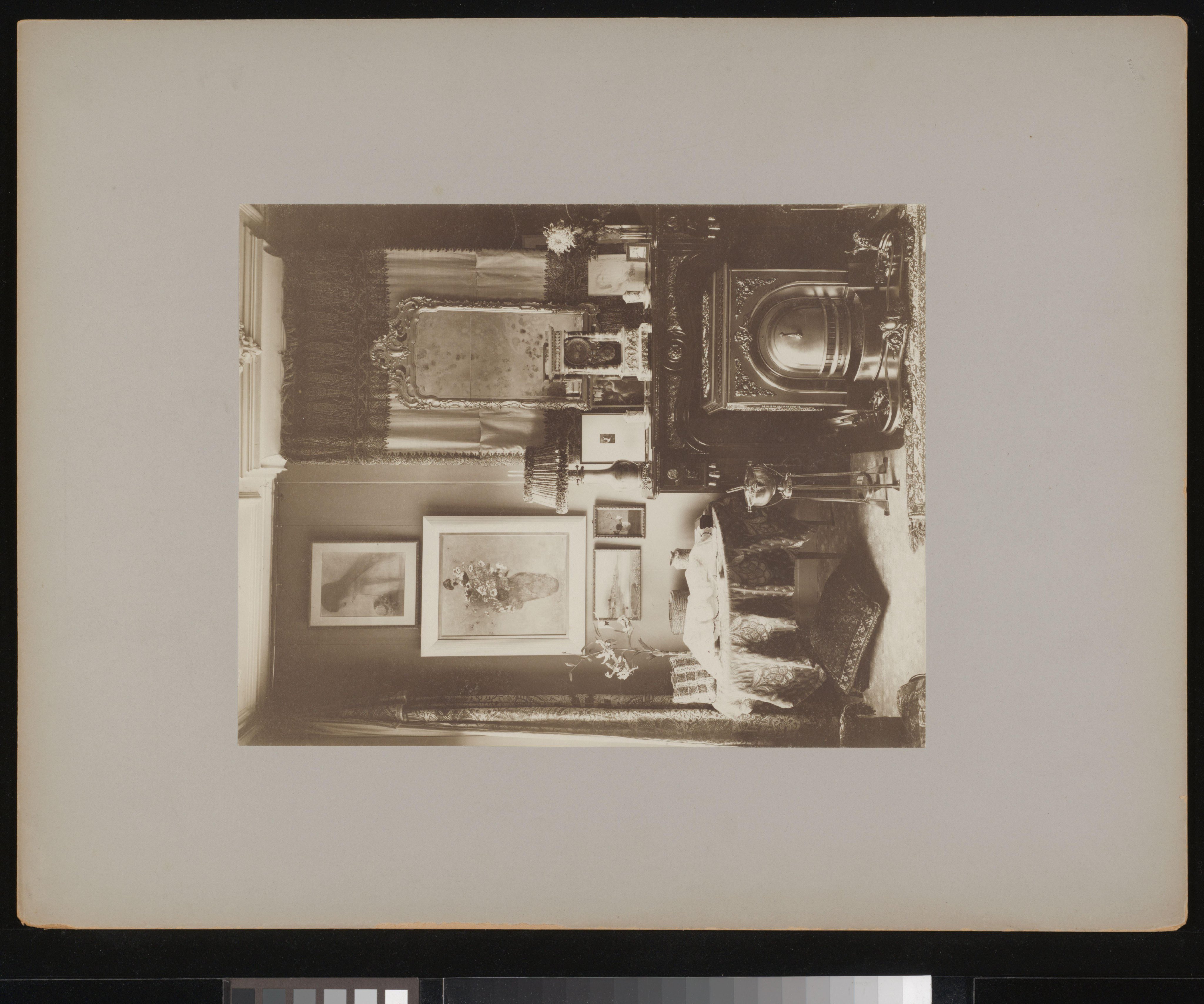 Interieur van Stadhouderskade 56, het woonhuis van Andries Bonger in Amsterdam, met schilderijen van Odilon Redon aan de muur