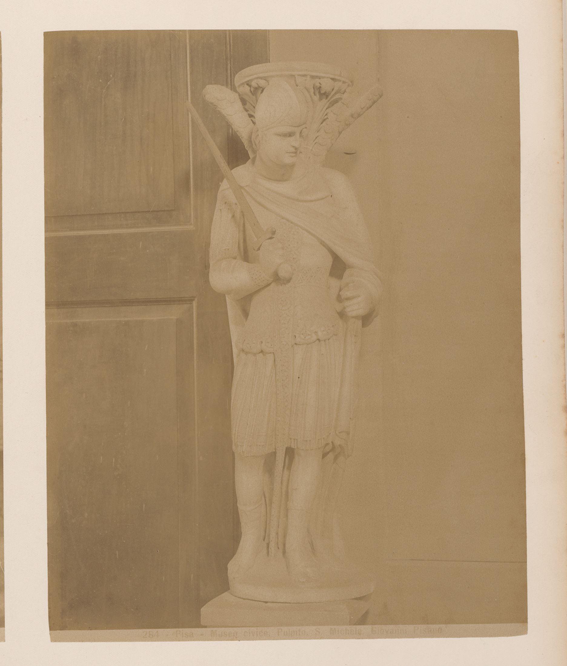 Standbeeld van de aartsengel Michaël door Giovanni Pisano in het Museo civico in Pisa, Italië