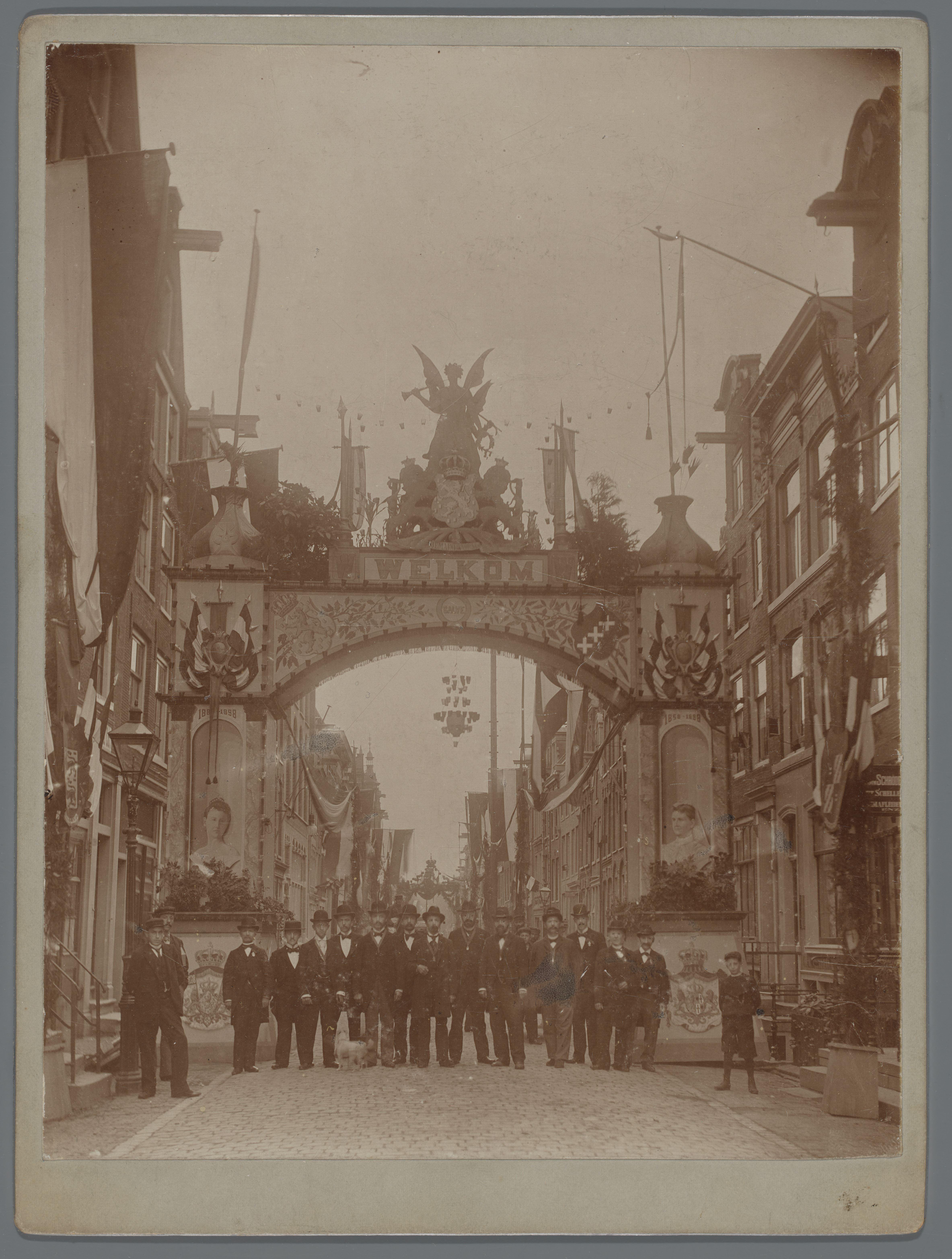 Versieringen in Amsterdam ter gelegenheid van de inhuldiging van koningin Wilhelmina, 1898