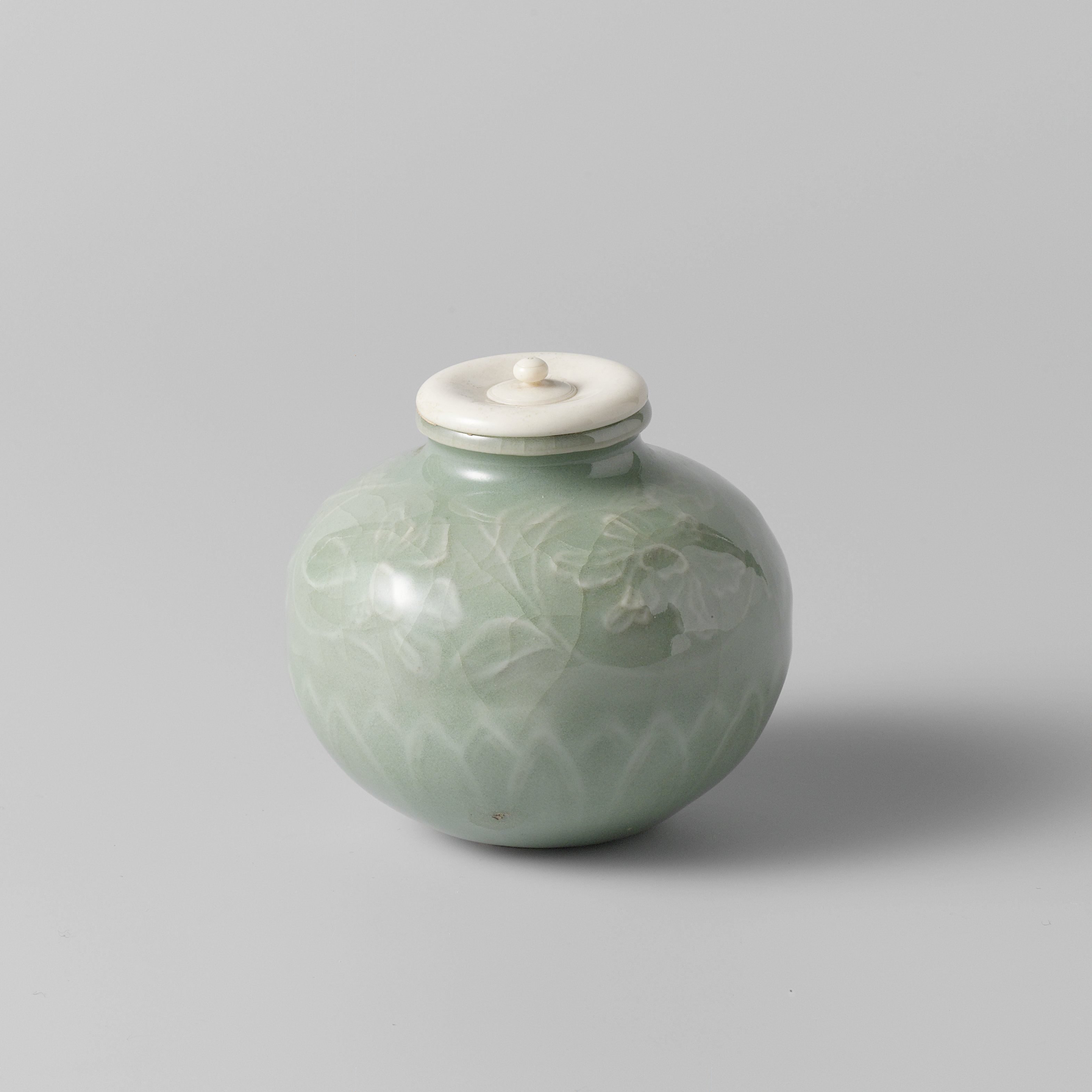 Tea caddy with floral scrolls and petal motifs
