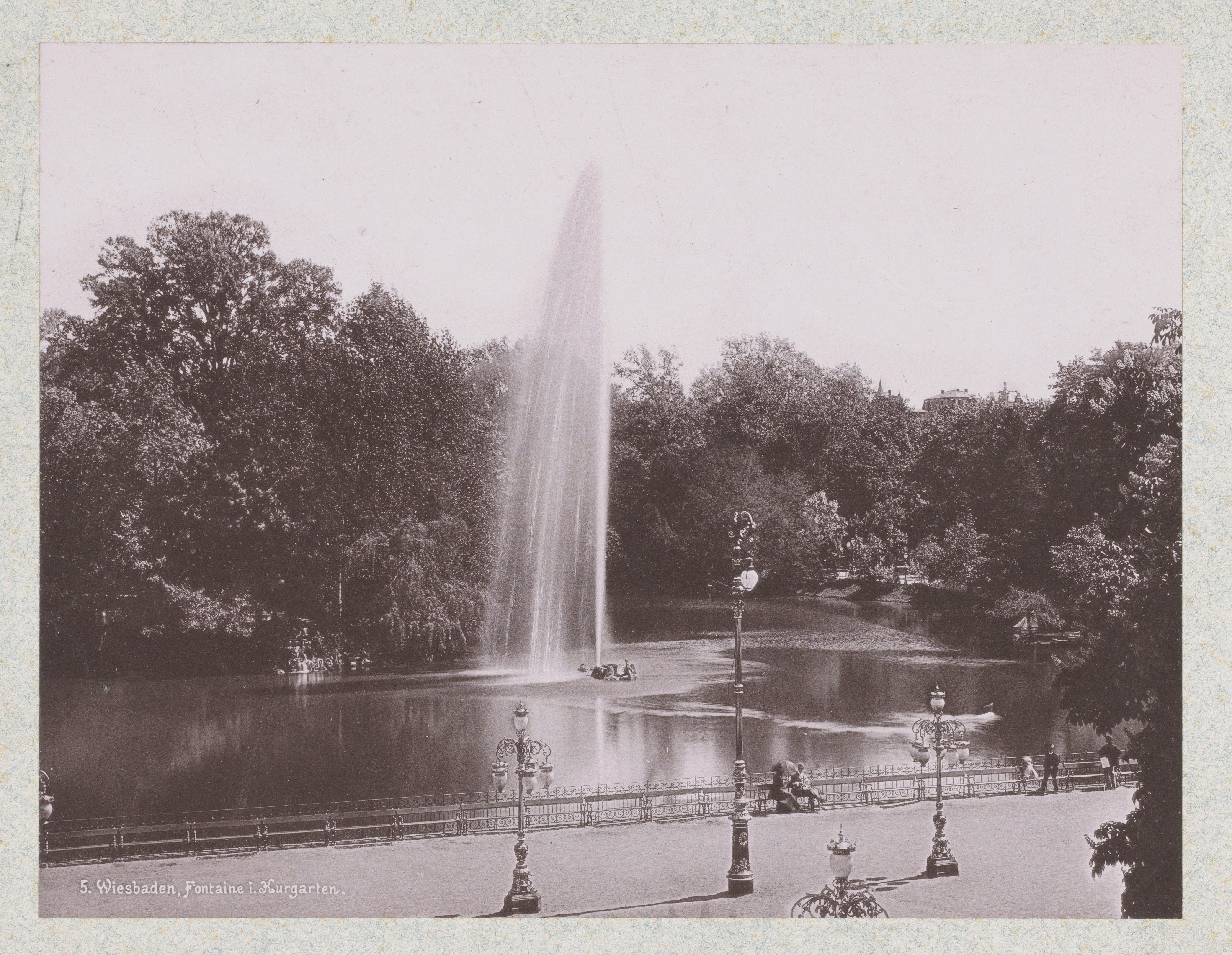 Kurgarten met fontein in Wiesbaden