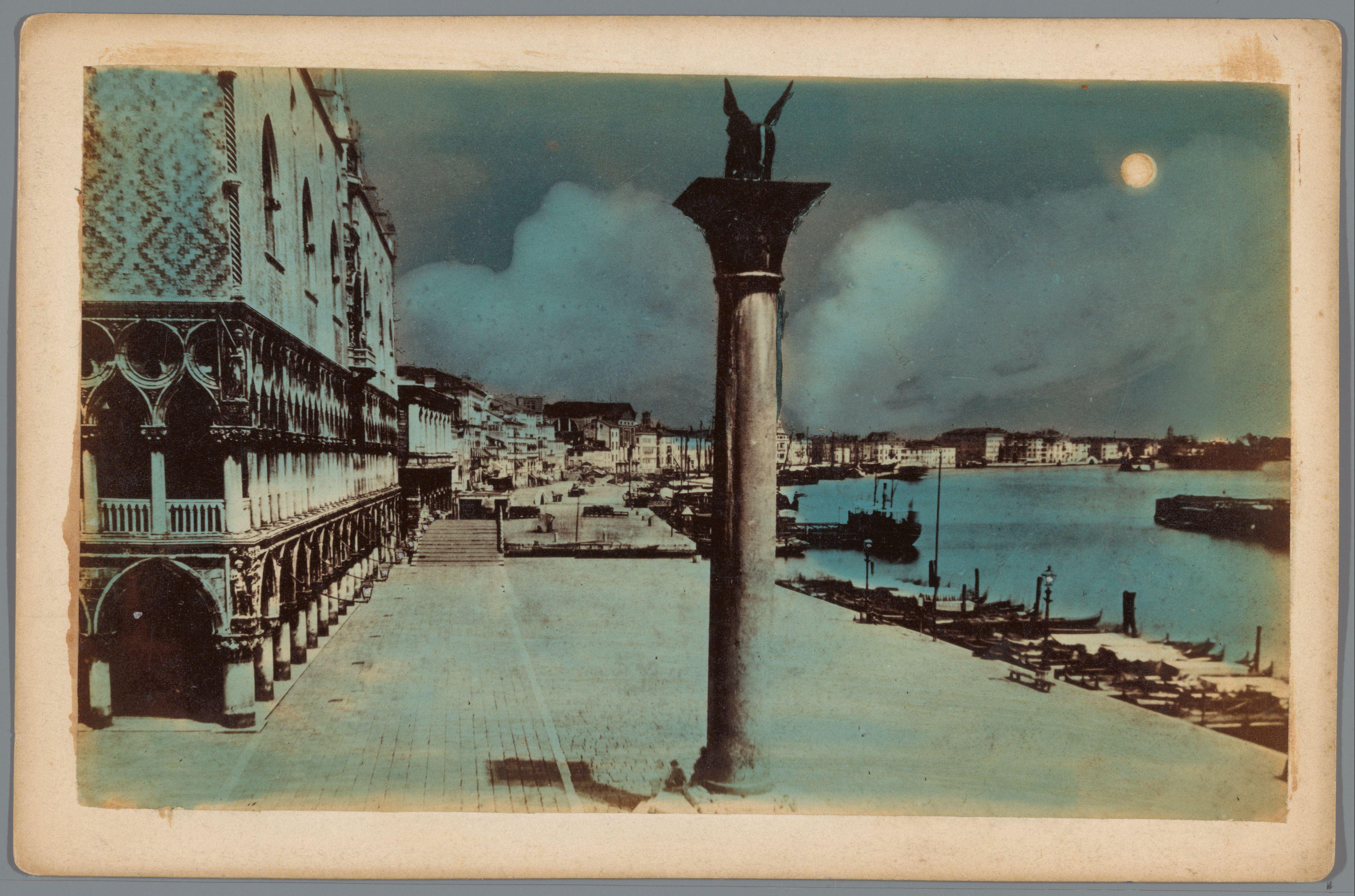 Gezicht op het San Marcoplein met de Colonne di San Marco en de hoek van het Dogepaleis in Venetië