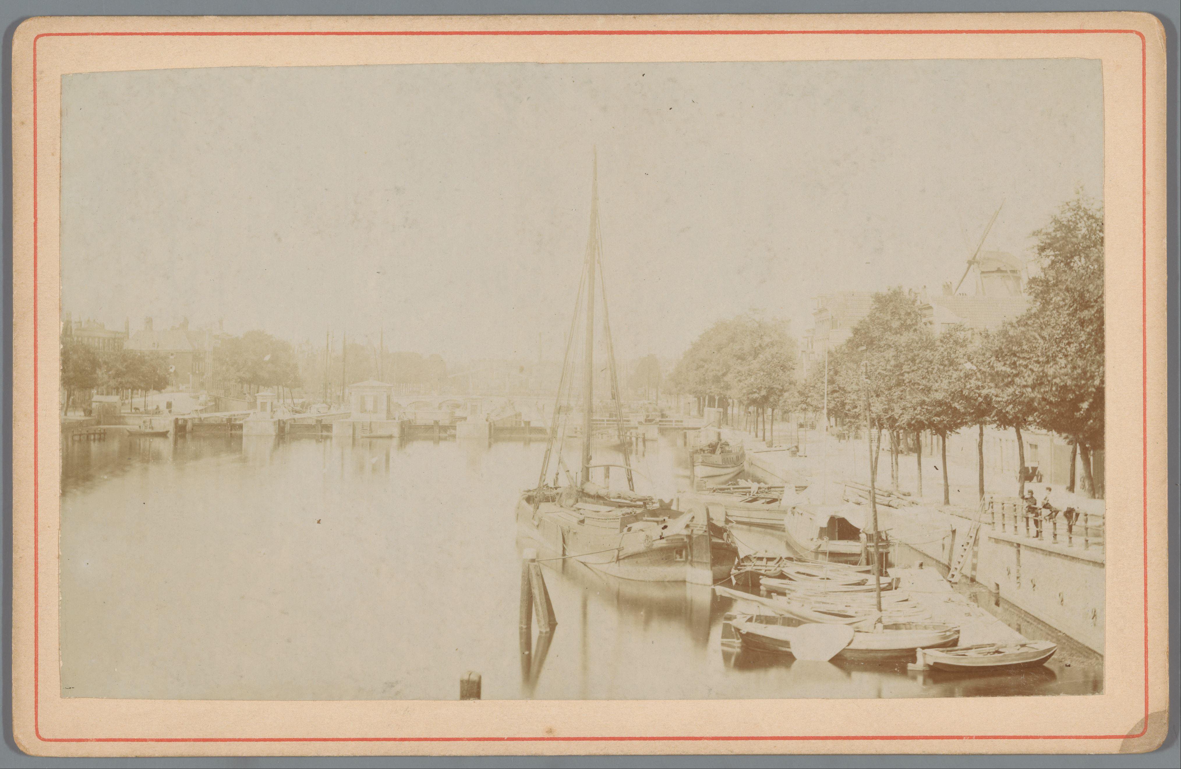 Gezicht vanaf de Hogesluis op de Binnen Amstel met boten in Amsterdam