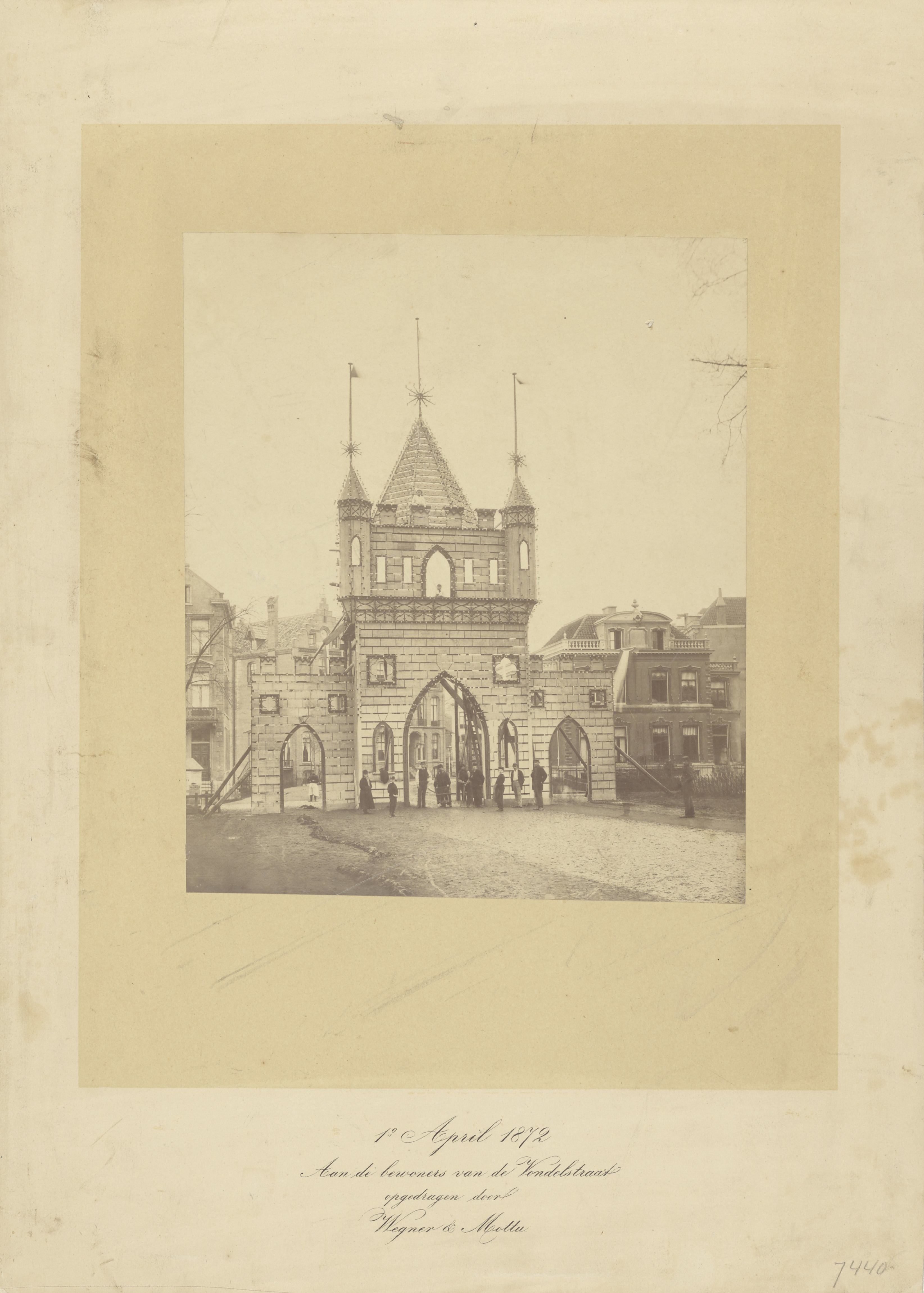 Erepoort bij de ingang van de Vondelstraat te Amsterdam tijdens het Aprilfeest 1872