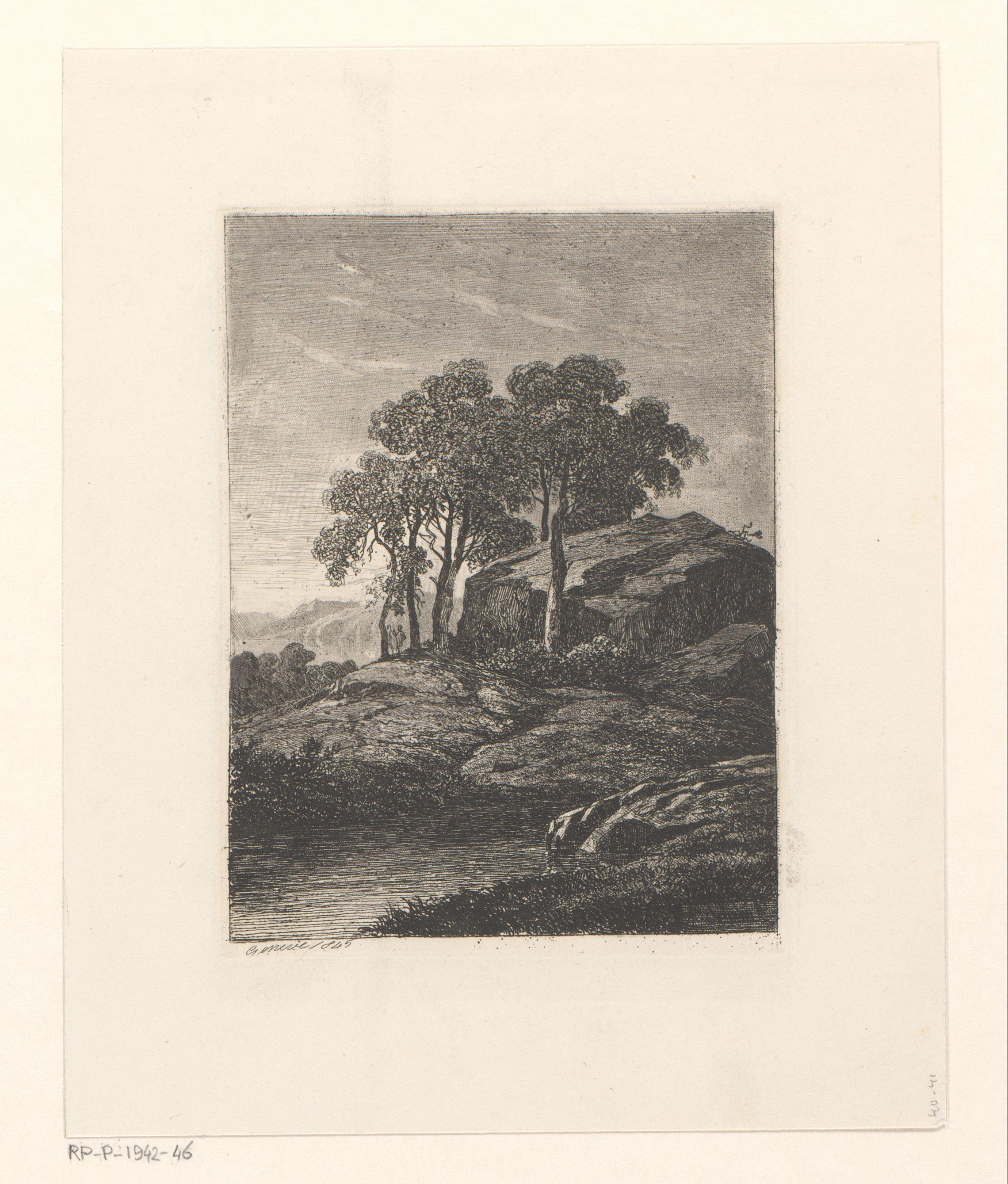 Berglandschap met loofbomen bij rotsen aan het water