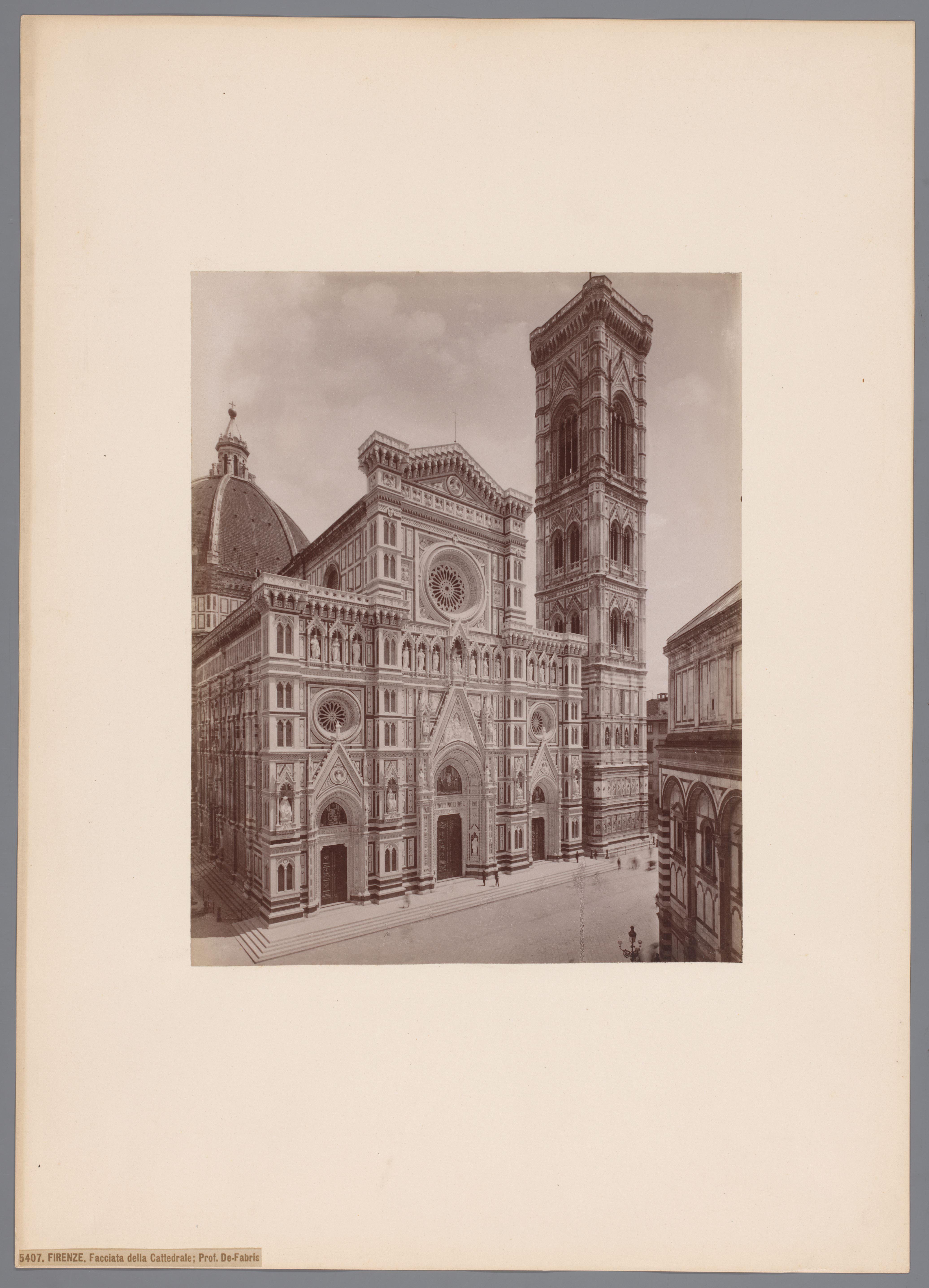 Voorportaal en campanile van de kathedraal van Florence, Italië