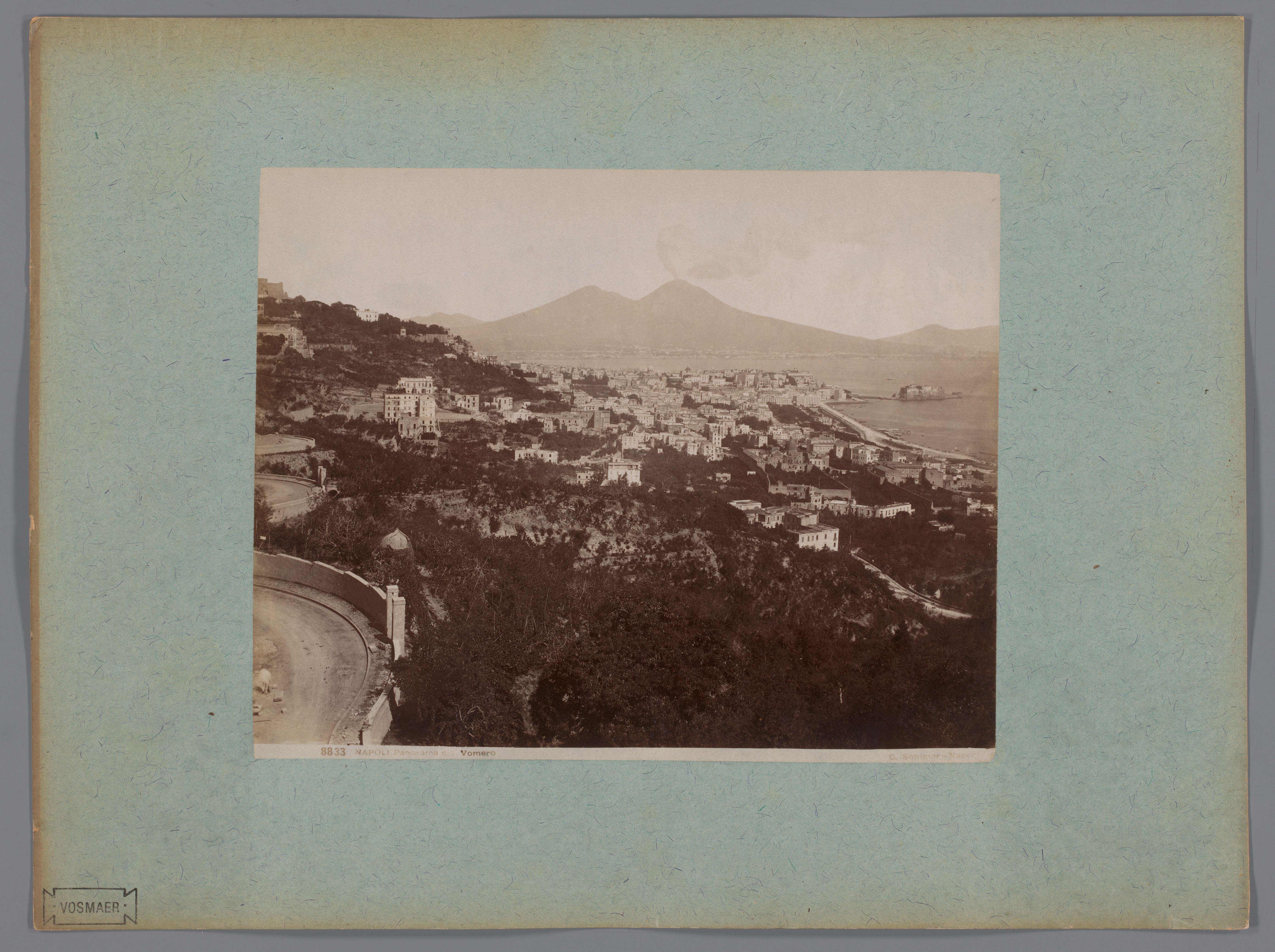 Gezicht op Napels en de Vesuvius vanaf de wijk Vomero, Italië