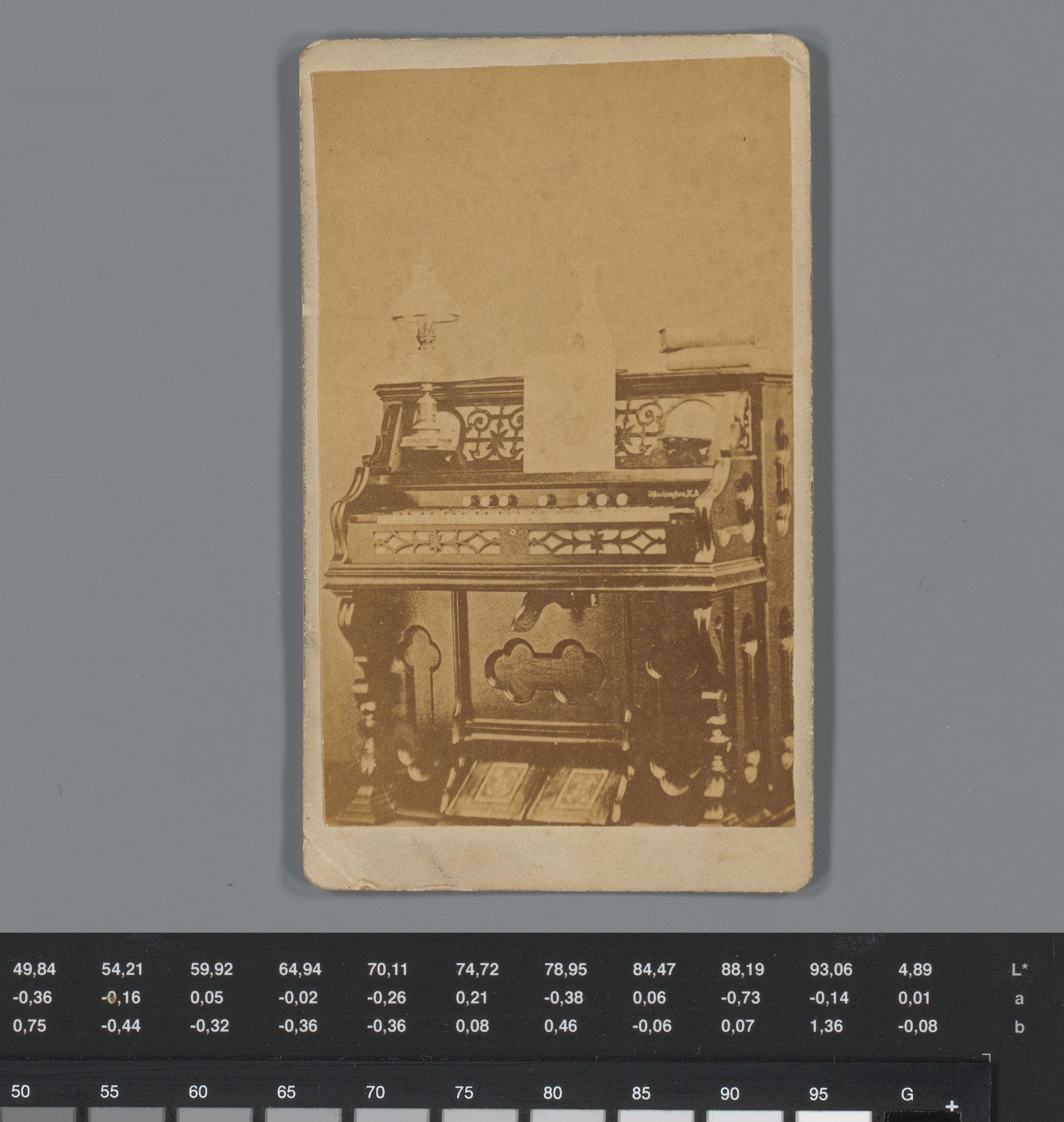Reclame voor harmoniums van Daniel F. Beatty te Wheeling, met gezicht op een orgel