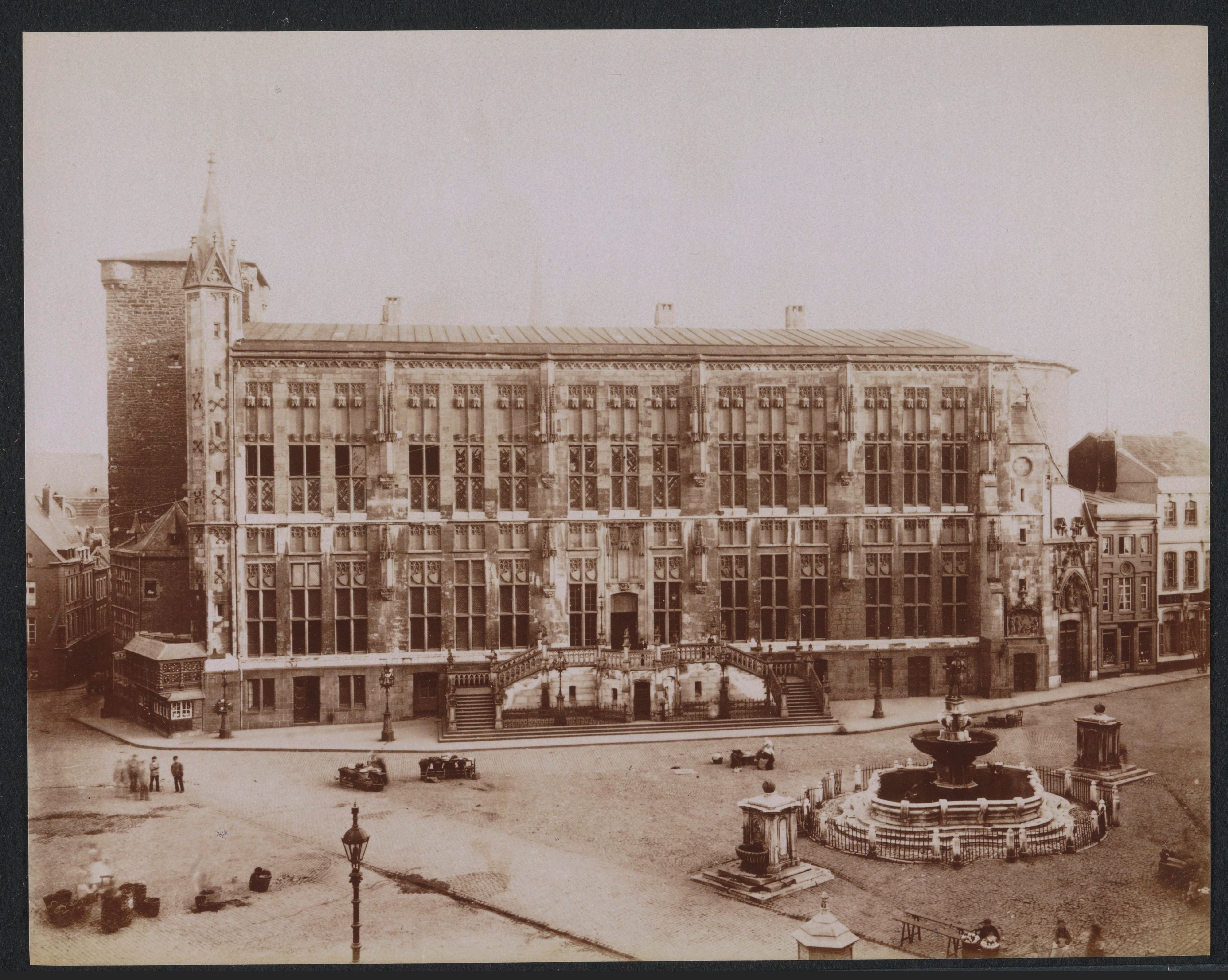 Stadhuis van Aken na de brand in 1883