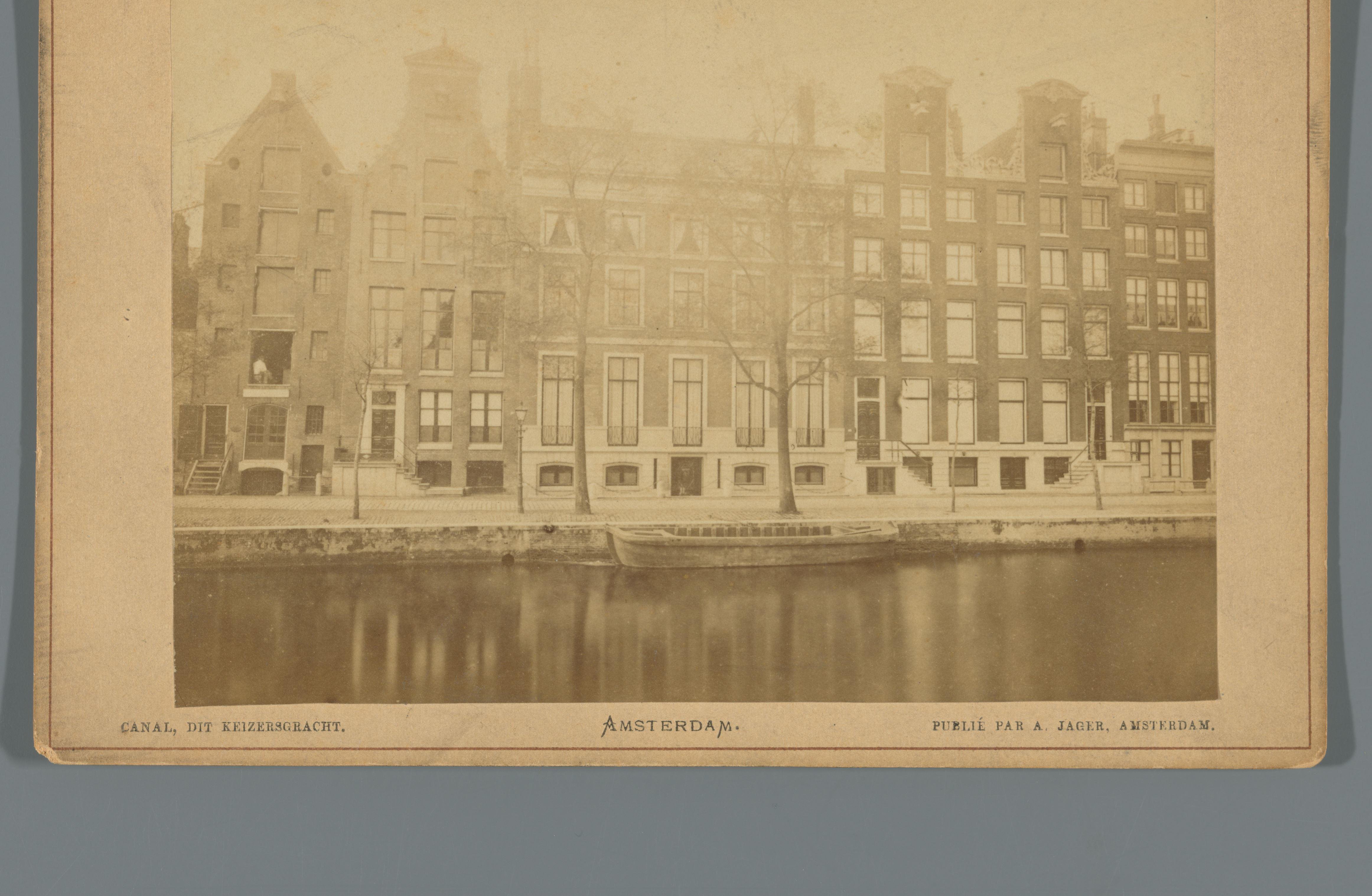 Gezicht op een rij huizen aan de Keizersgracht in Amsterdam