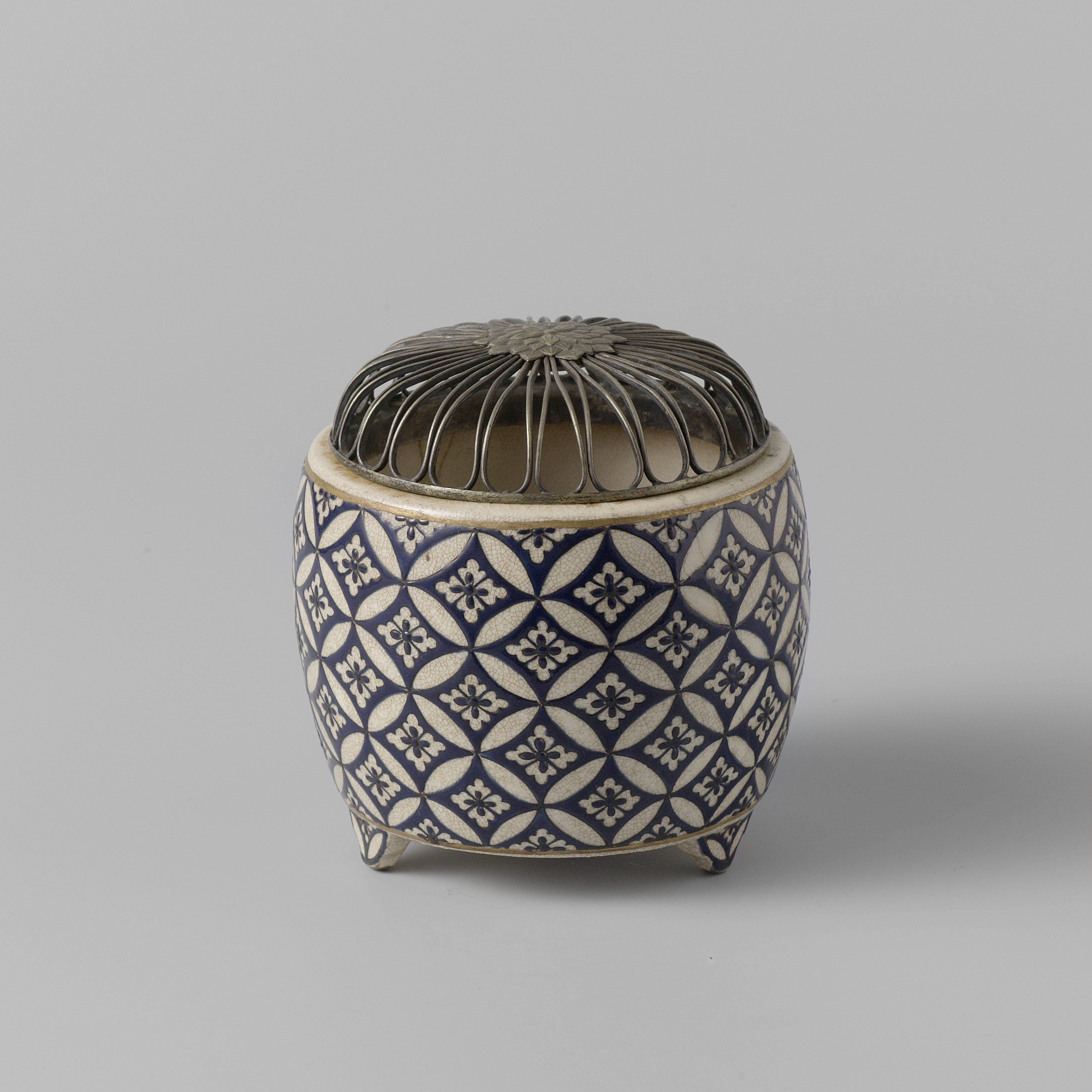 Charcoal burner with geometrical pattern and metal cover