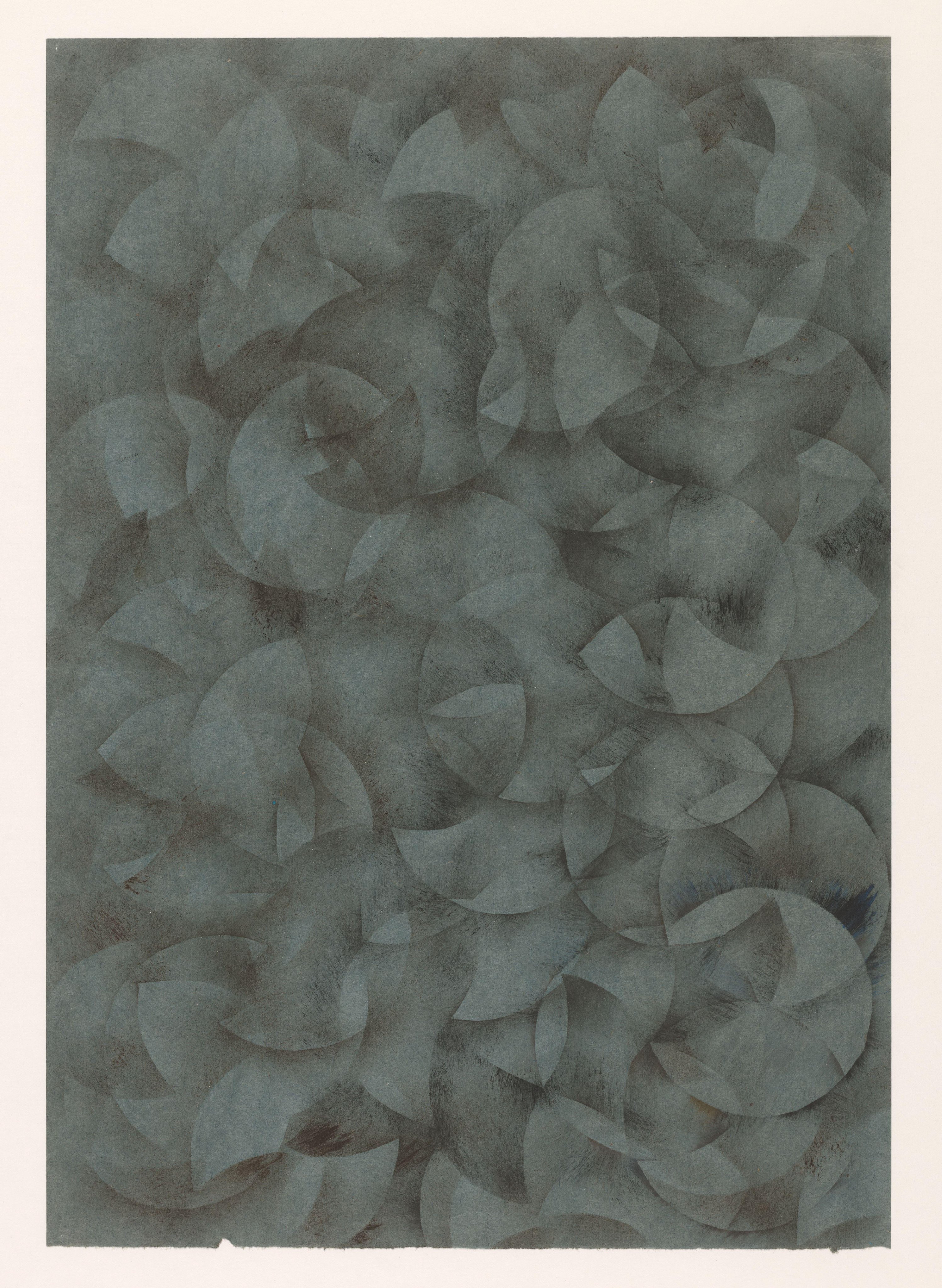 Gesjabloneerd papier met patroon van overlappende cirkels in zwart op blauw papier