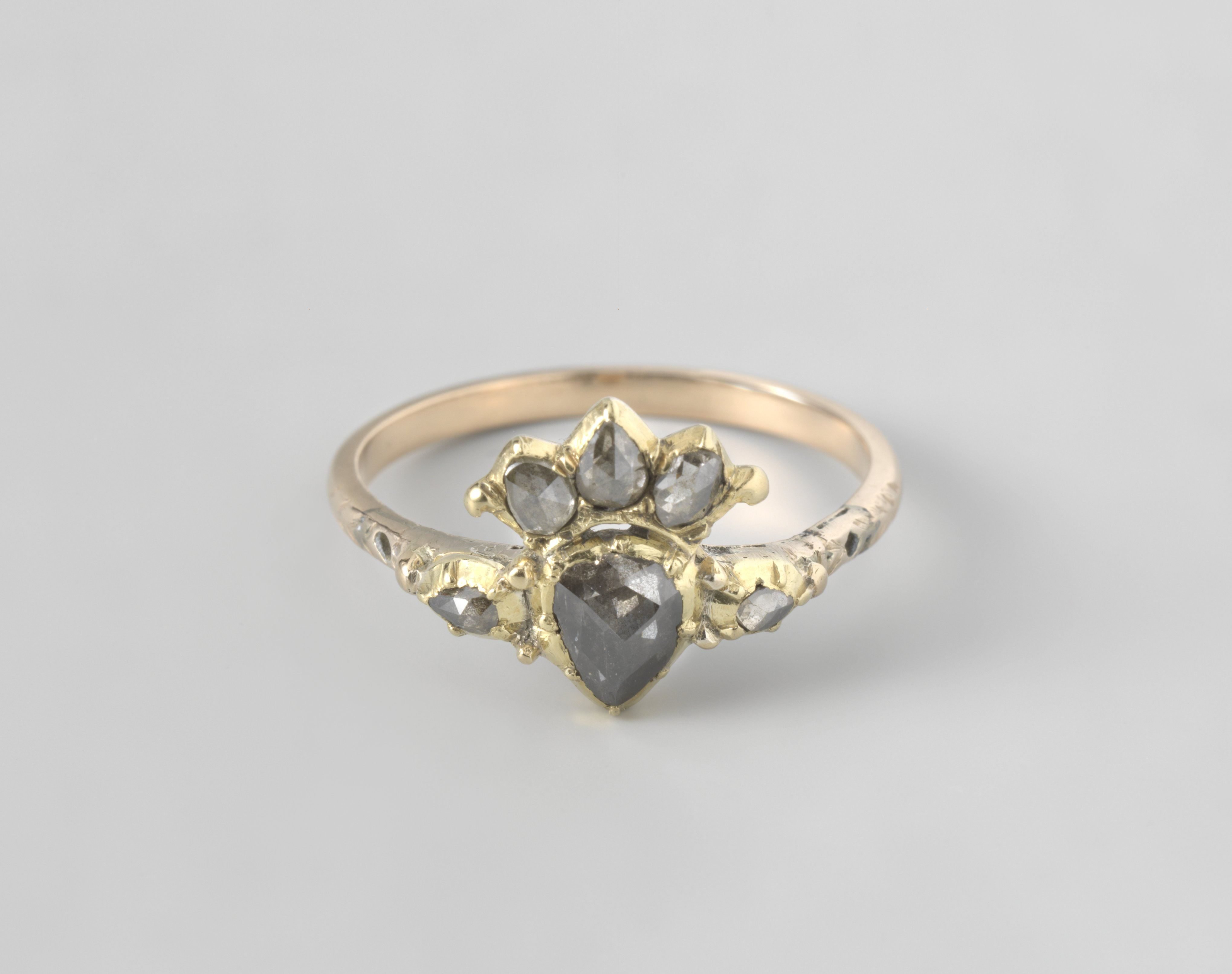 Ring met een gekroond hart