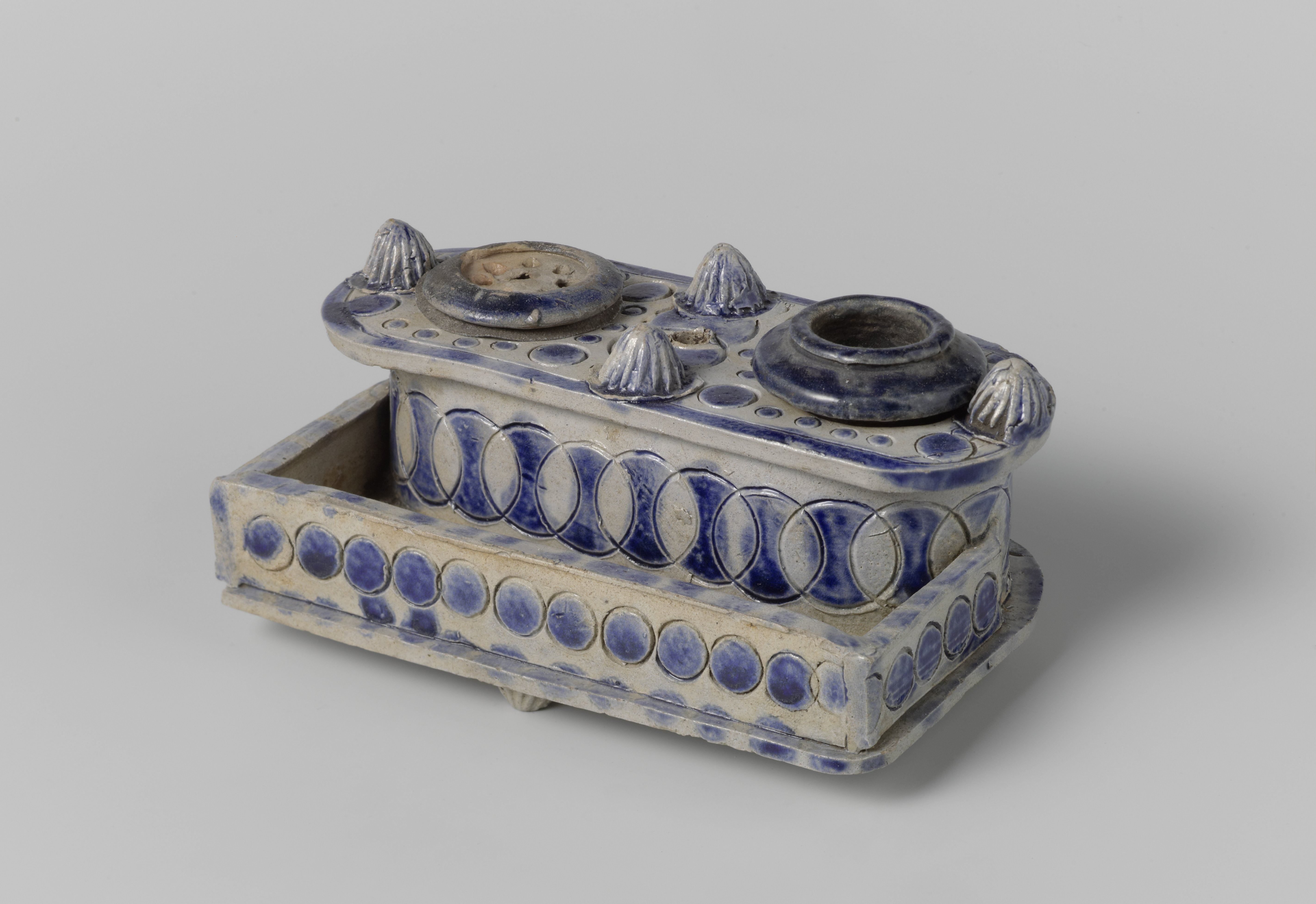 Ink stand with circles