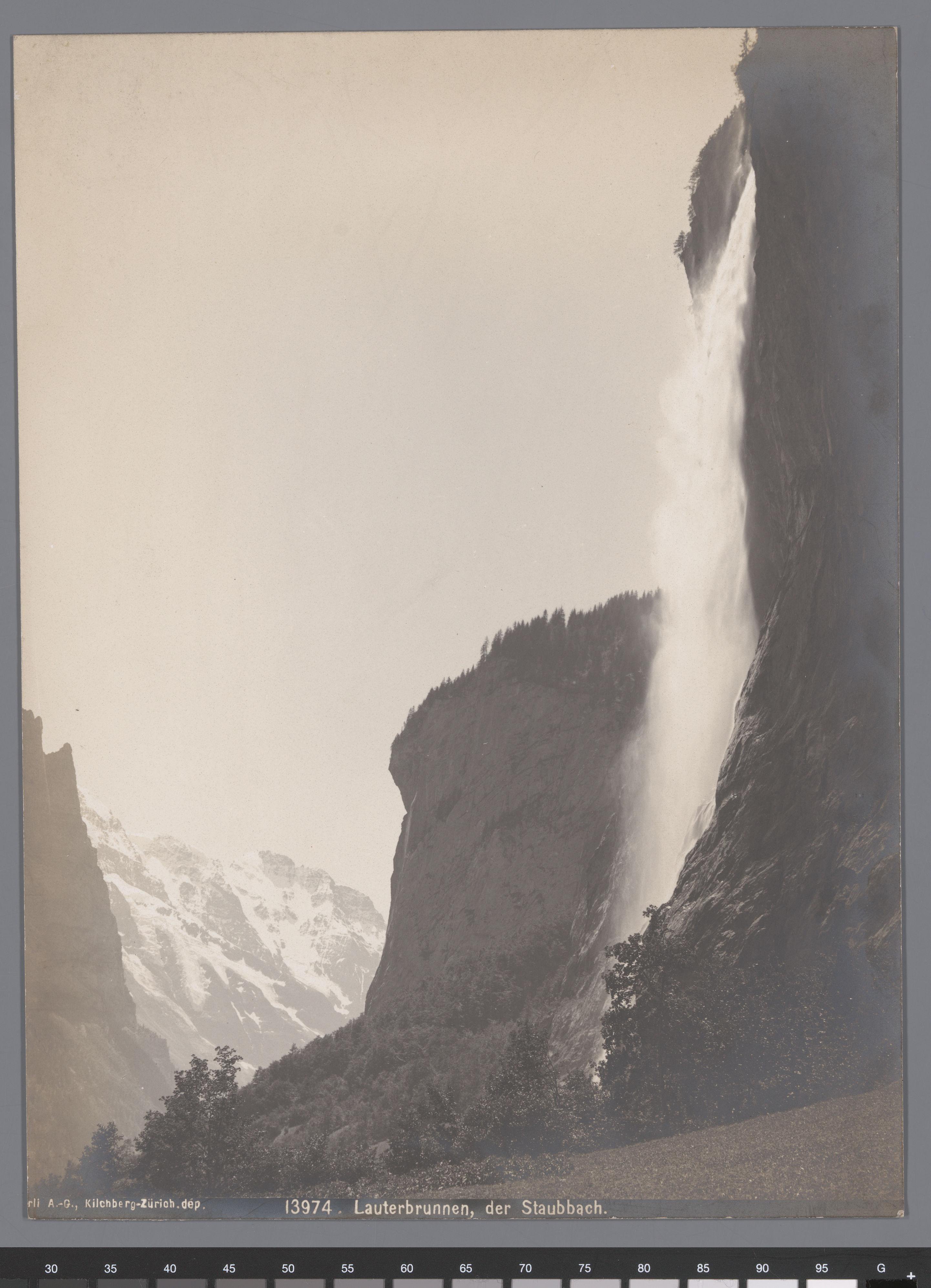 Gezicht op de Staubbachwaterval bij Lauterbrunnen