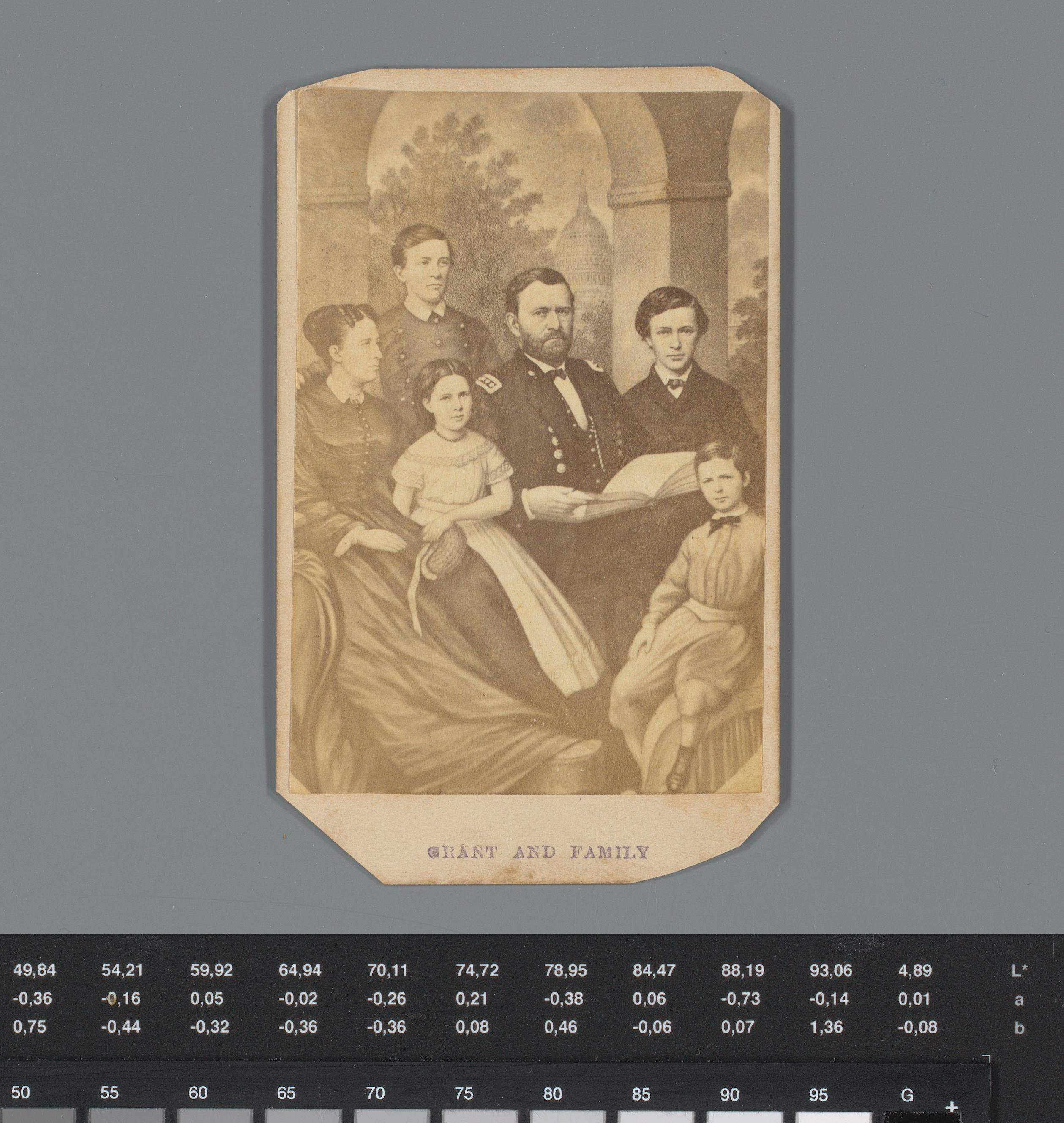 Reclame voor een koopjeswinkel met reproductie van een prent van Ulysses Simpson Grant, Julia Grant en hun vier kinderen