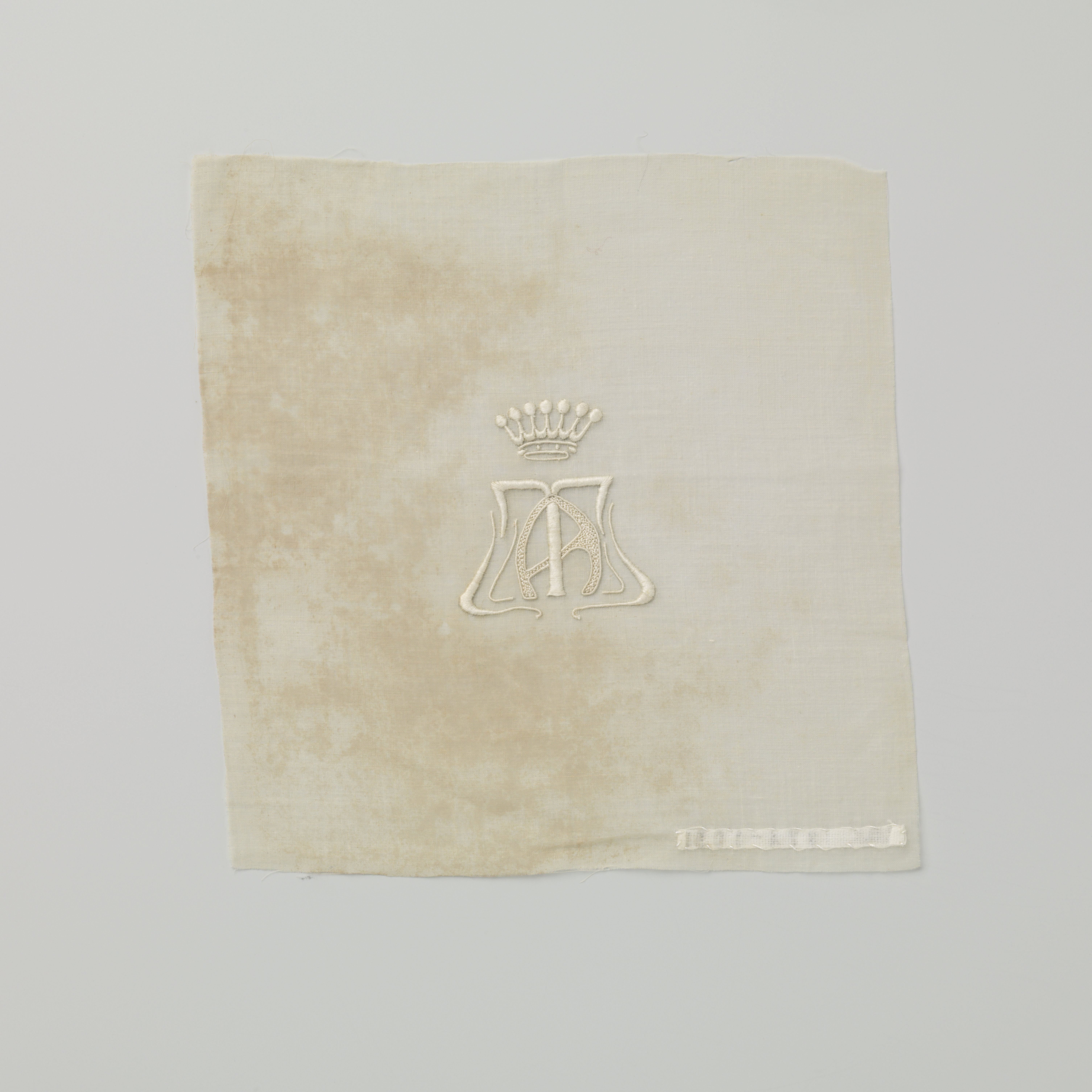 Wit handwerk met monogram AT