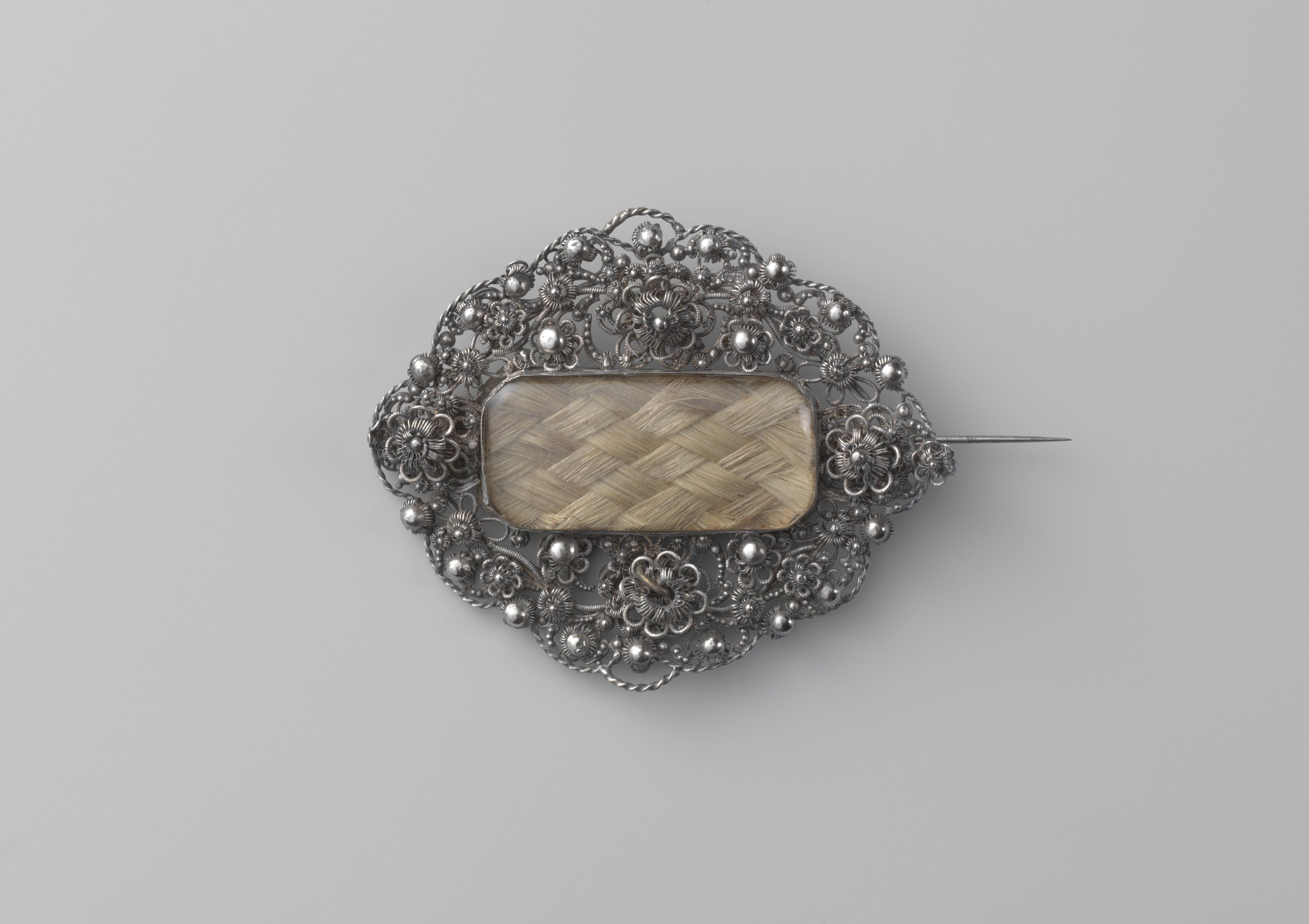 Broche met haar van de dichteres Petronella Moens